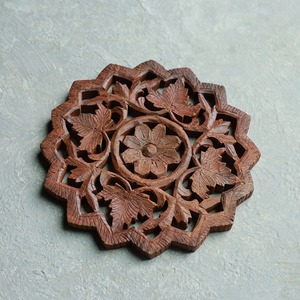 花形の味わい深い鍋敷き 3