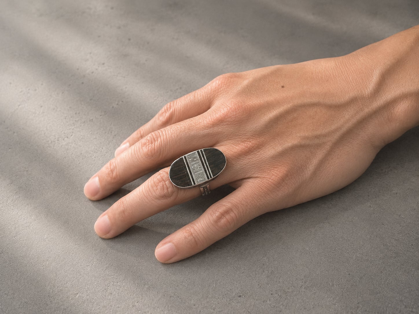 トゥアレグ シルバーリング|黒檀を組み合わせた存在感ある一点もの・大きめ|ホライゾン|Tuareg ring ebony, silver, african jewelry