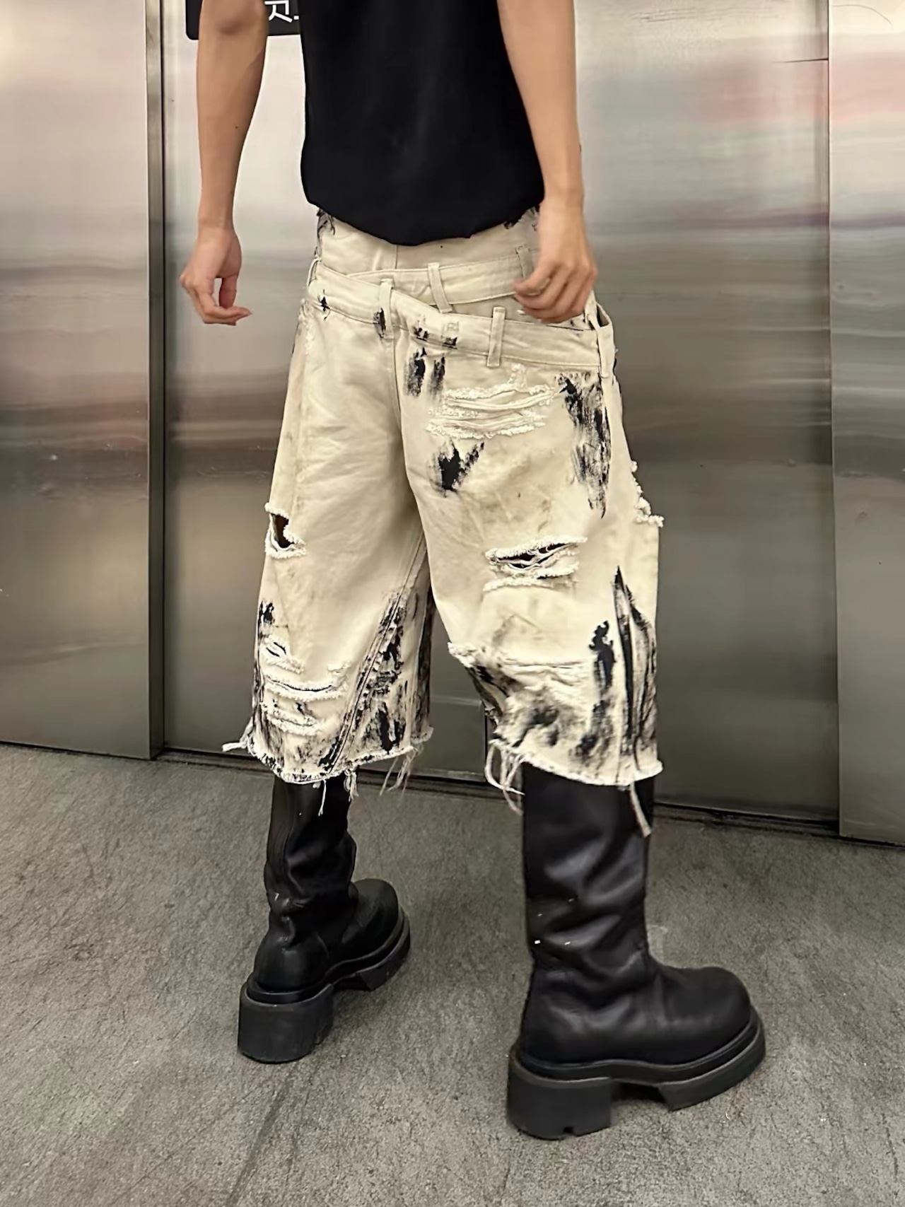 【TH4SWE】Scorch Triple Waist Distressed Cropped Denim Shorts