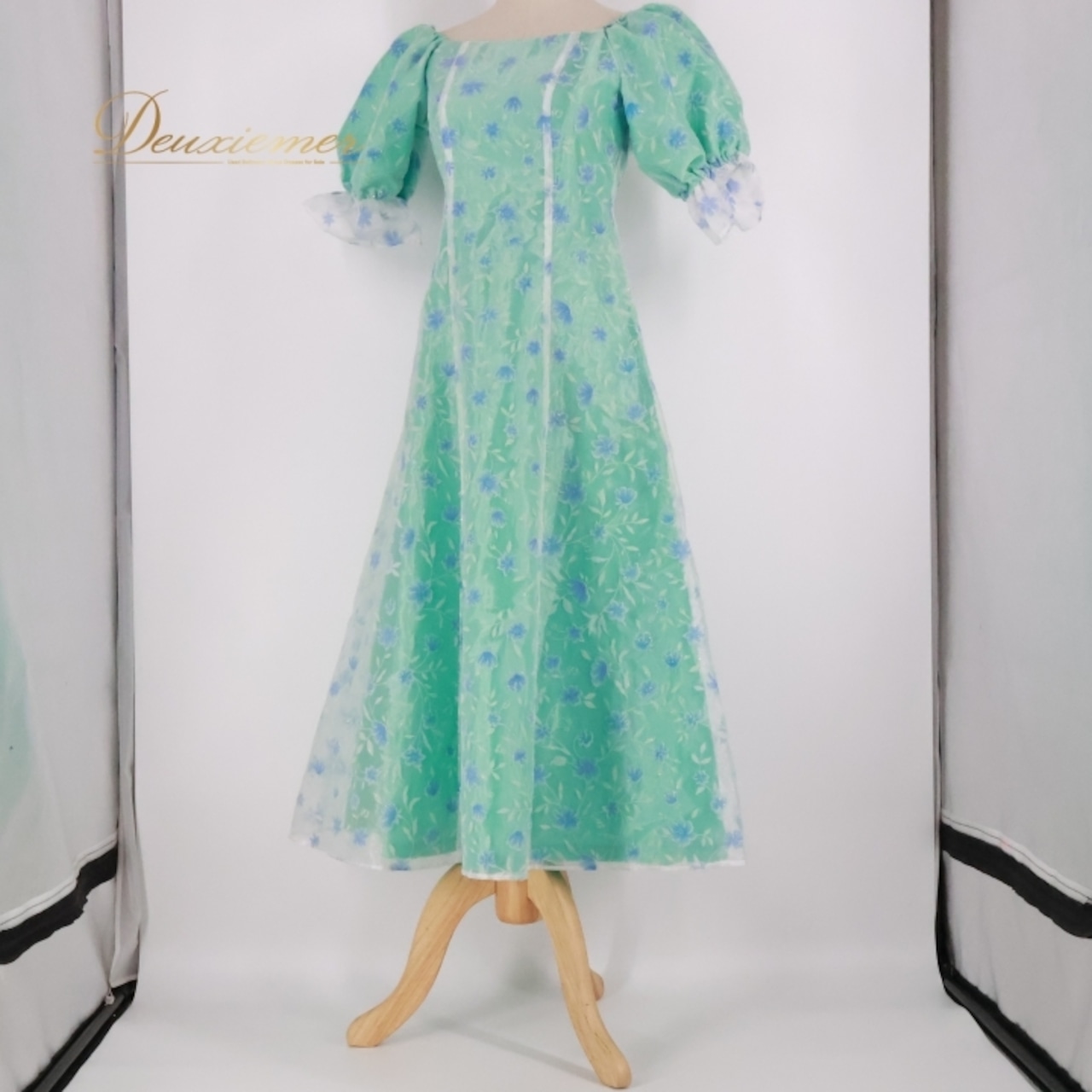 フラダンス 衣装 ワンピース ドレス グリーン系 フラドリーム アロハ 花柄 フラワープリント レッスン 練習 フラ ダンス オーガンジー生地 パフスリーブ 透け感 フリル袖 ラメ Hula Dream 高級感 上品 かわいい おしゃれ ブルー系 ホワイト系 黄緑 青 白 フラ ダンス衣装 おしゃれ ワンピ 花柄ドレス アロハスタイル フェミニン プリントドレス 高級感ある透け感 キュート おしゃれアイテム ドレスレッスン 練習着 上品スタイル レディース フラ衣装