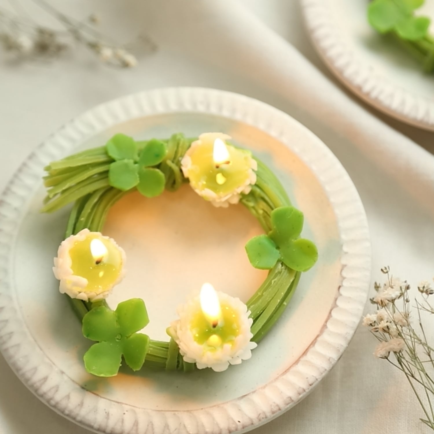 リース型のデザインが珍しい】白詰草と四葉のクローバー Beeswax