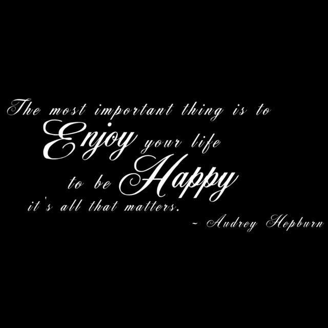 2018版 小 オードリーヘップバーン 名言 英字 The most important thing is to enjoy your life ウォールステッカー 白光沢  iBy アイバイ