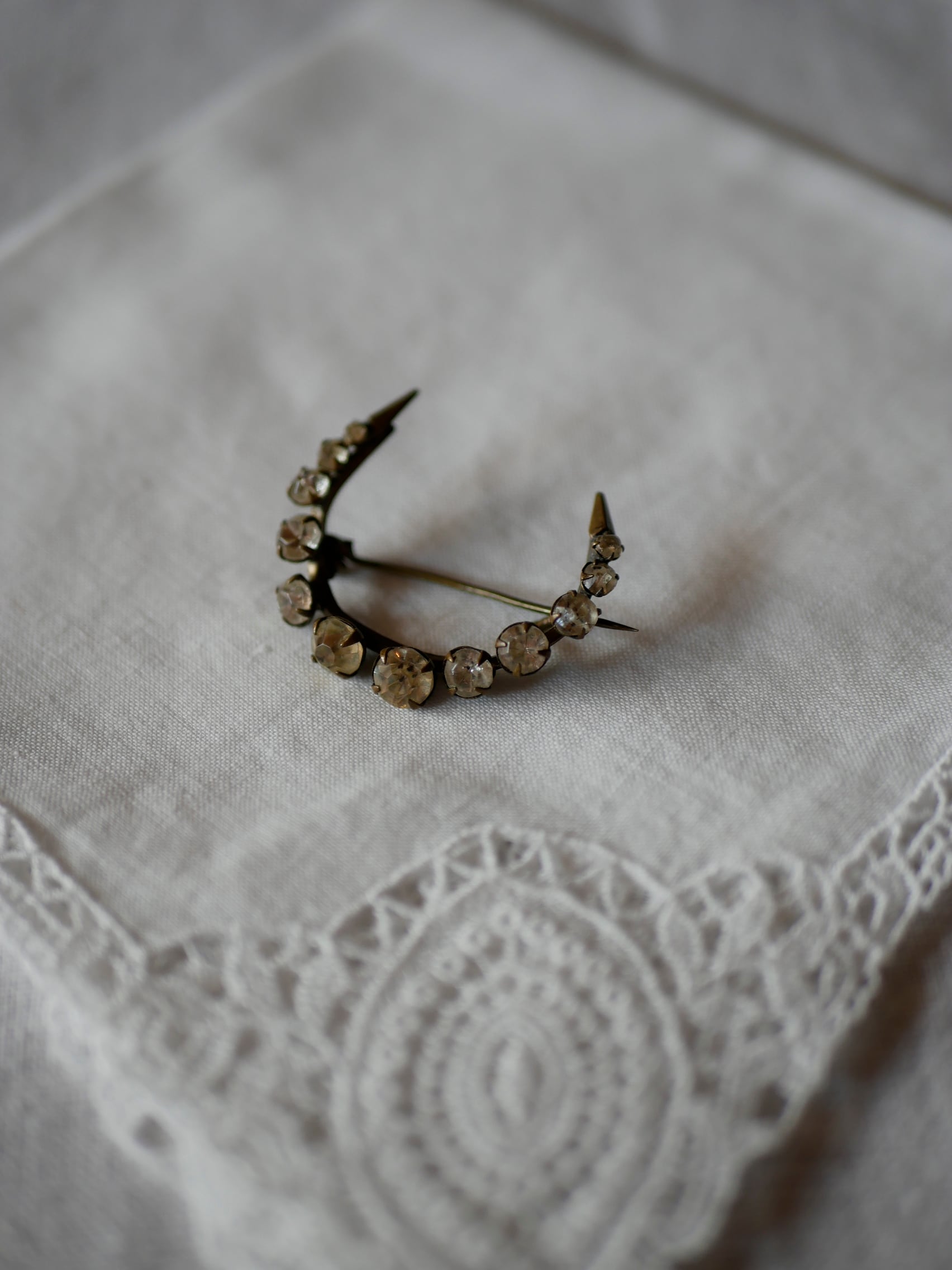 フランスアンティークガラスのブローチ