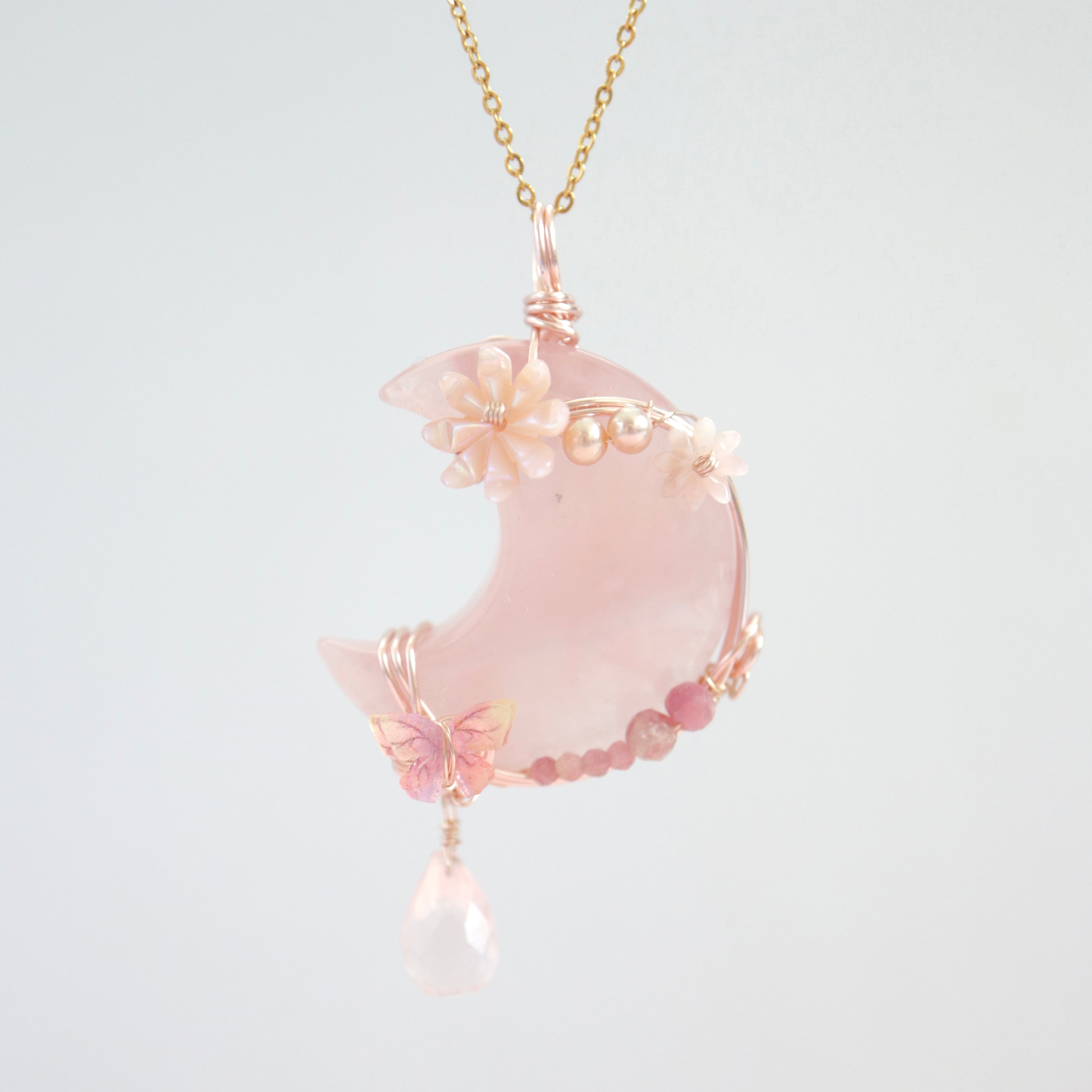 ローズクォーツの三日月ペンダントトップ《春の夜に咲いた、恋の満月