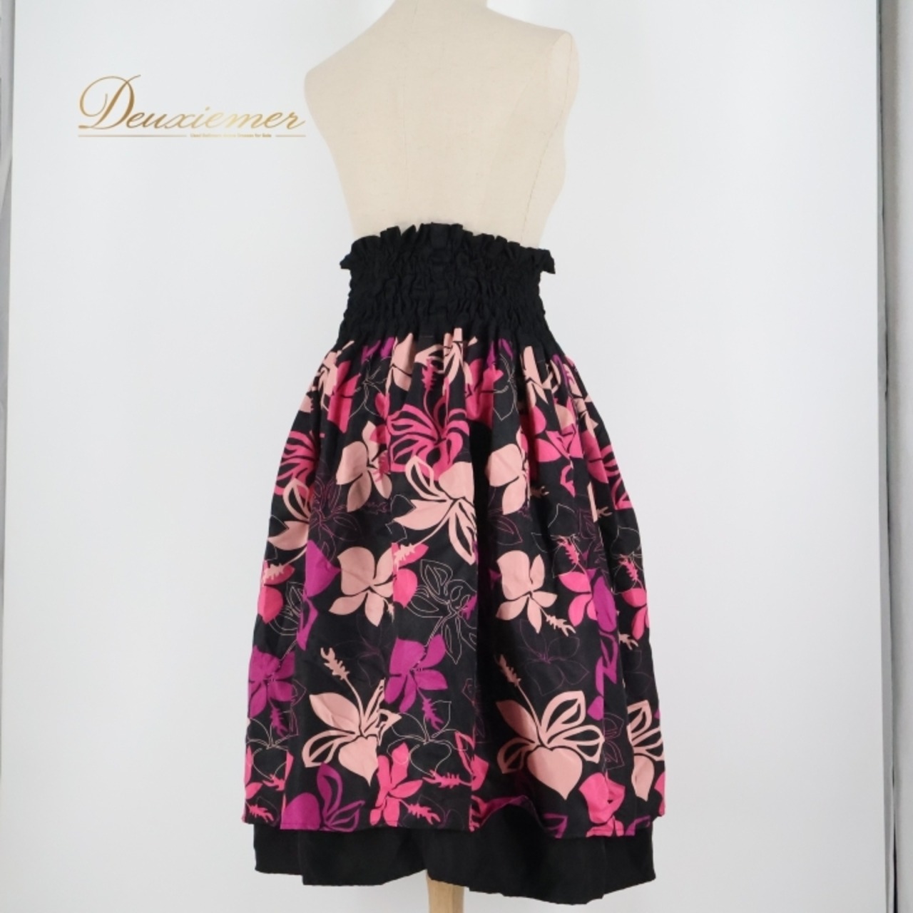 フラダンス 衣装 パウスカート ブラック系 ハワイアンプリント アロハ レッスン 練習 フラ ダンス ダブル スカート かわいい おしゃれ 華やか 鮮やか 花柄 フラワープリント ピンク系 パープル系 黒 ピンク 紫 ふんわり フラダンス衣装 ハワイアンスカート シフォン素材 リゾートスタイル フェミニン 南国風 カジュアル ボリューム感 ウエストゴムタイプ お洒落 コーディネート