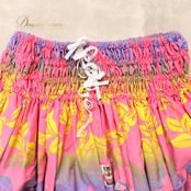 フラダンス 衣装 Pink Lei パウスカート ピンク系 バラ柄 ロケラニ 花柄 植物柄 ハワイアンプリント ハワイアン アロハ フラ ダンス レッスン 練習 ハワイアンダンス 黄 青 緑 イエロー系 ブルー系 カーキ系 シングル スカート フレア 華やか 鮮やか かわいい おしゃれ カラフル ふんわり
