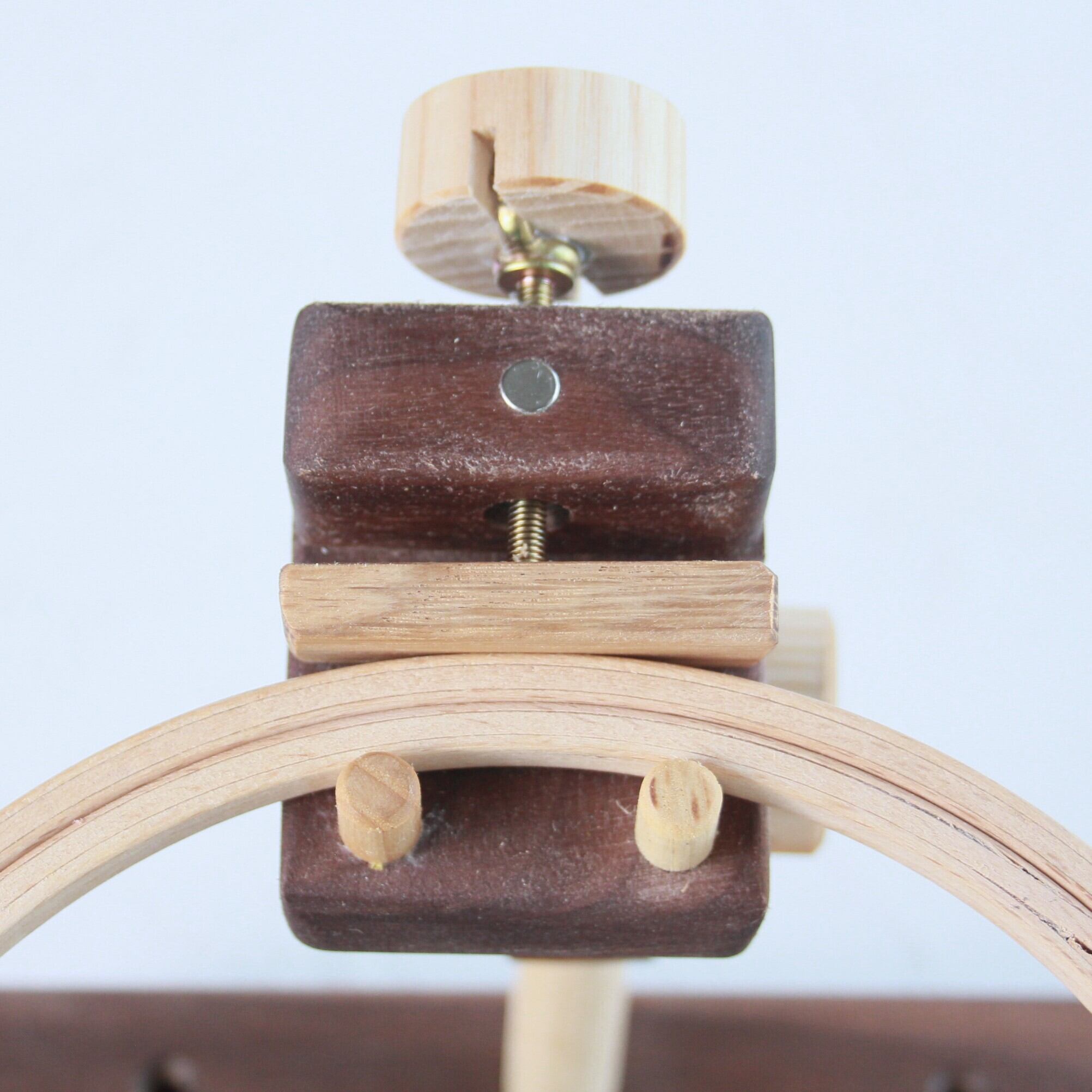 刺繍丸枠スタンド(ウォルナットC＋) 銘木シリーズ【丸型ハンドル装備+