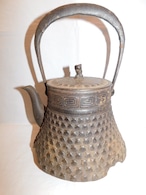 鉄瓶(こげ茶、貝) iron kettle(brown color hail)(No24)