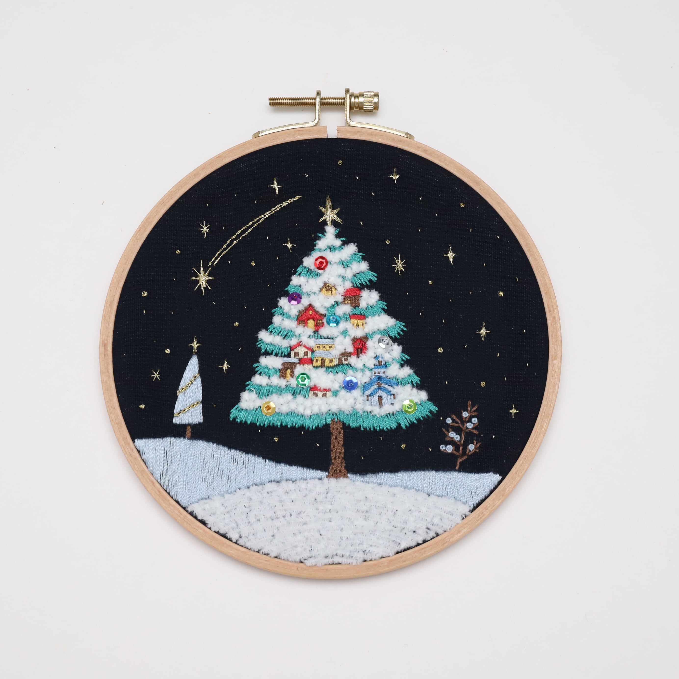 刺繍キット 「ツリーの街が生まれる雪原」《空想街雑貨店》 | 空想街雑貨店