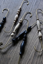 古橋治人作　S字フック 黒漆［2104920000015］ |  S-Hook in Black Urushi Lacquer  by Haruto Furuhashi