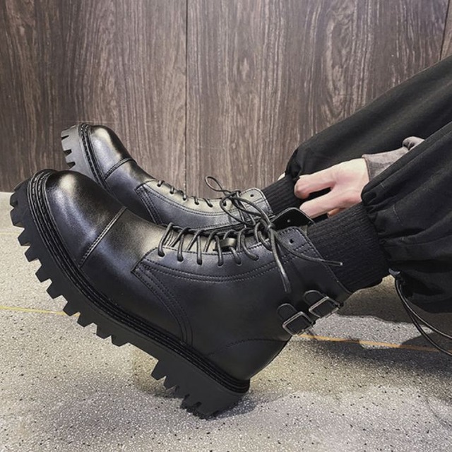 ショートブーツ ブリティッシュ 厚底 レザー 秋 冬 ワイルド マーティンブーツ ベルト レースアップ ローヒール プレーントゥ ワントーン ブラック 無地 黒 メンズ 韓国 カジュアル パンク ライダース ワークブーツ シック モード お支払い後日以内に発送 Sho015
