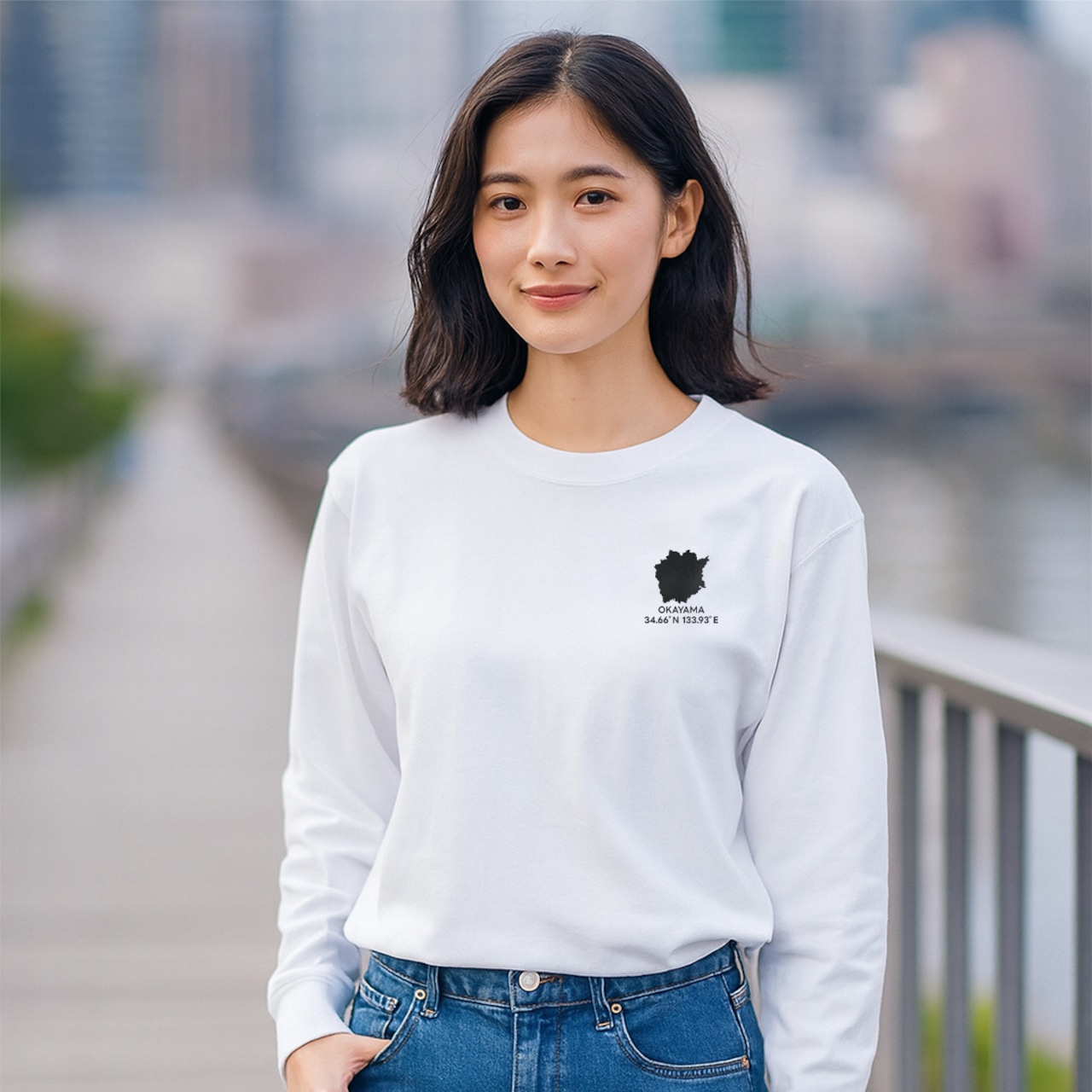 《岡山》 緯度経度ミニマルロングスリーブTシャツ|地図×地名×ワンポイントデザイン