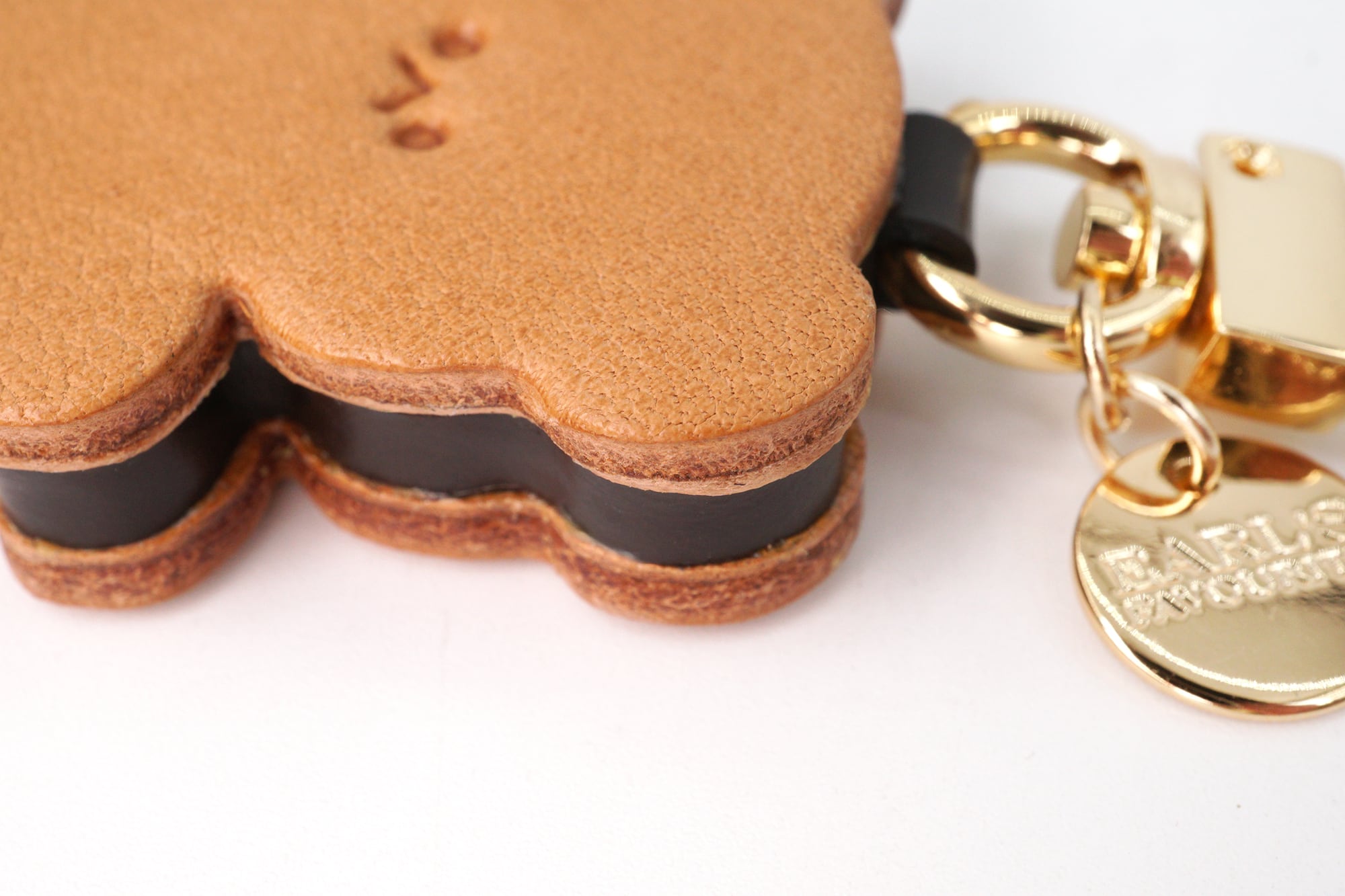 くまちゃんクッキーサンドのキーホルダー（本革製）／お菓子な革小物