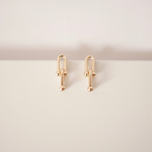 【華奢なデザインピアス】