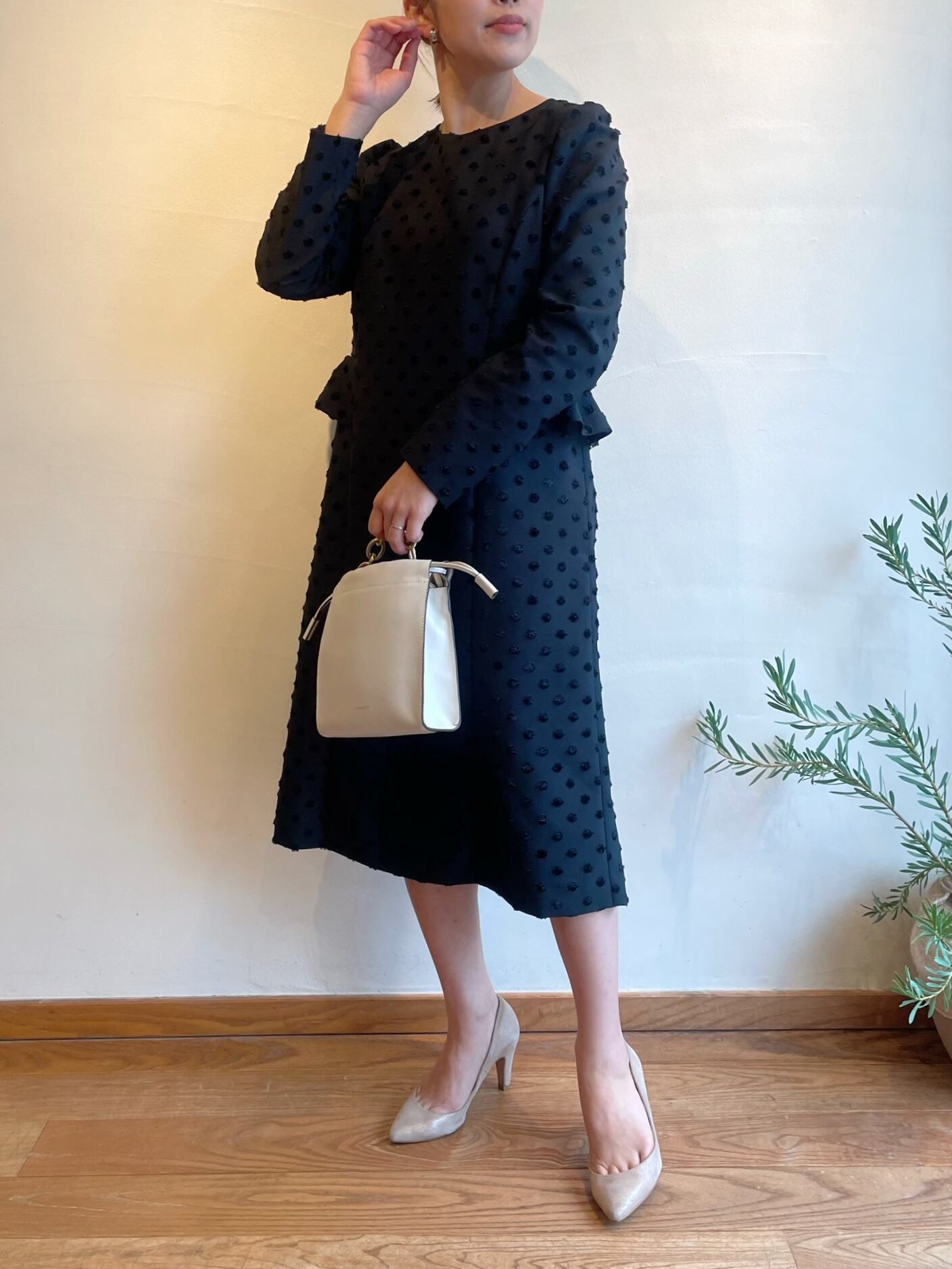SONO NAVY / ドットジャガードラッフルフリルレディワンピース | anouk 