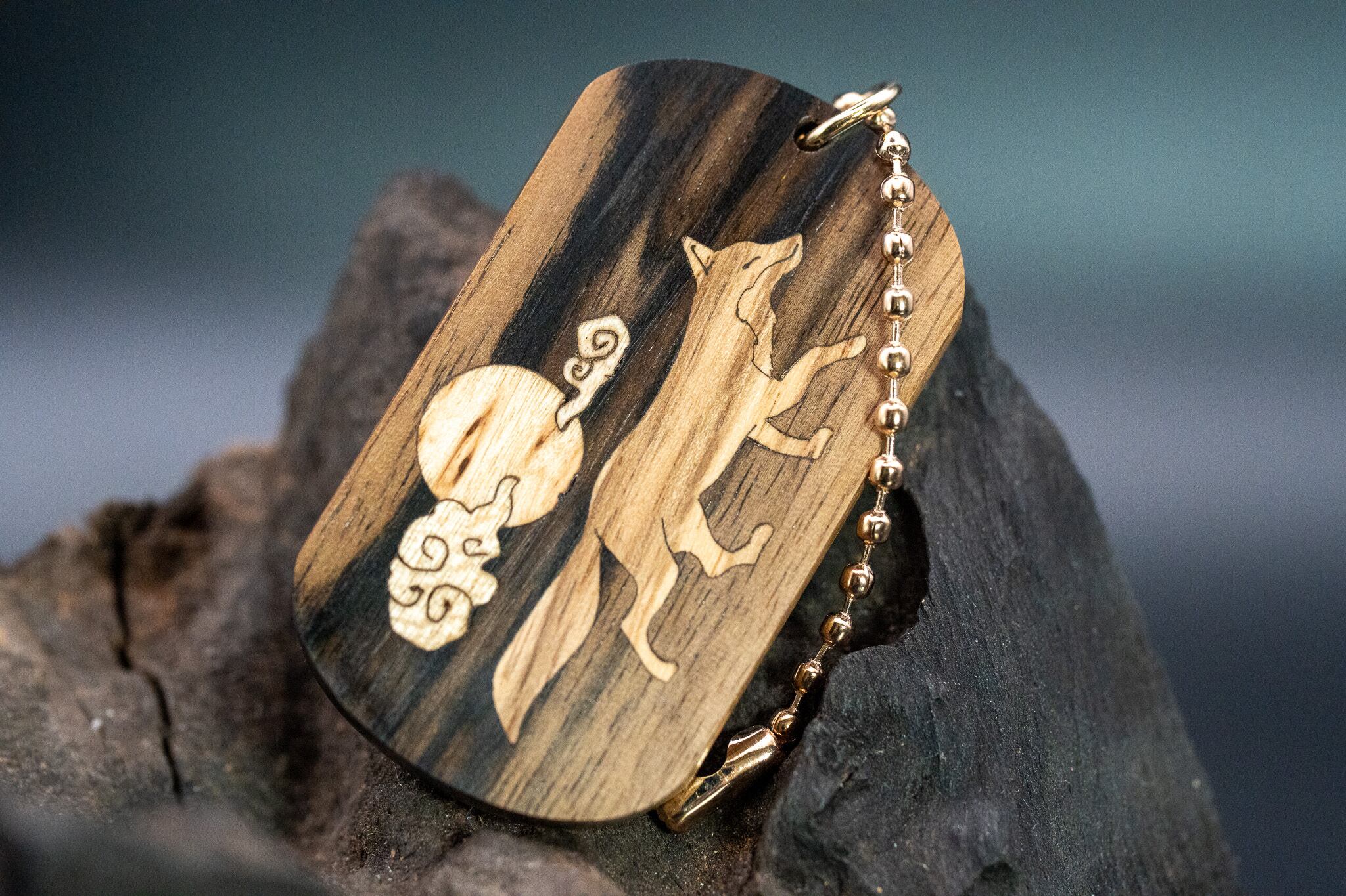 【魅惑の黒い紋様】黒柿 孔雀杢 ドッグタグ 象嵌 十五夜きつね