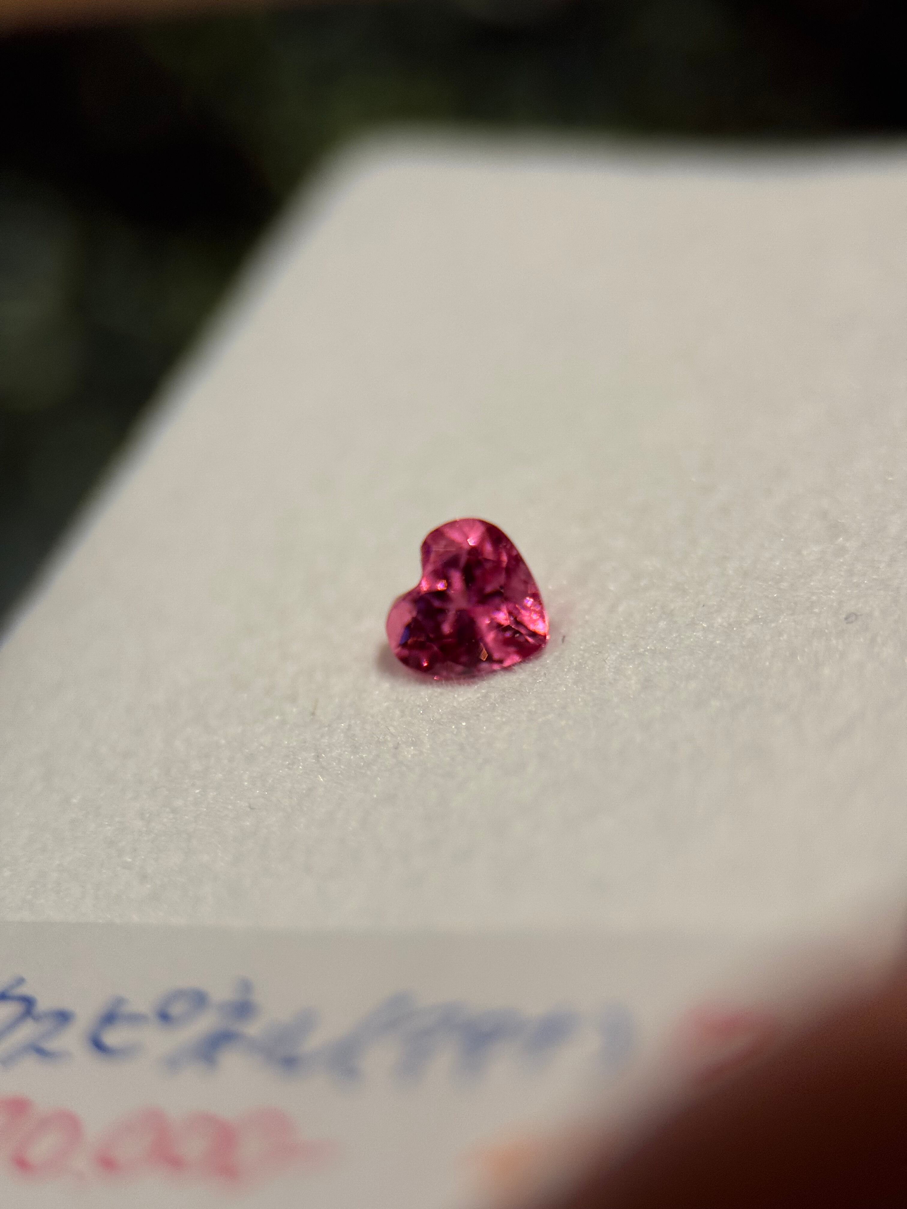 レッドベリル 0.160ct ちょっと長手のトリリアント レッドベリル 0.160ct ちょっと長手のトリリアント