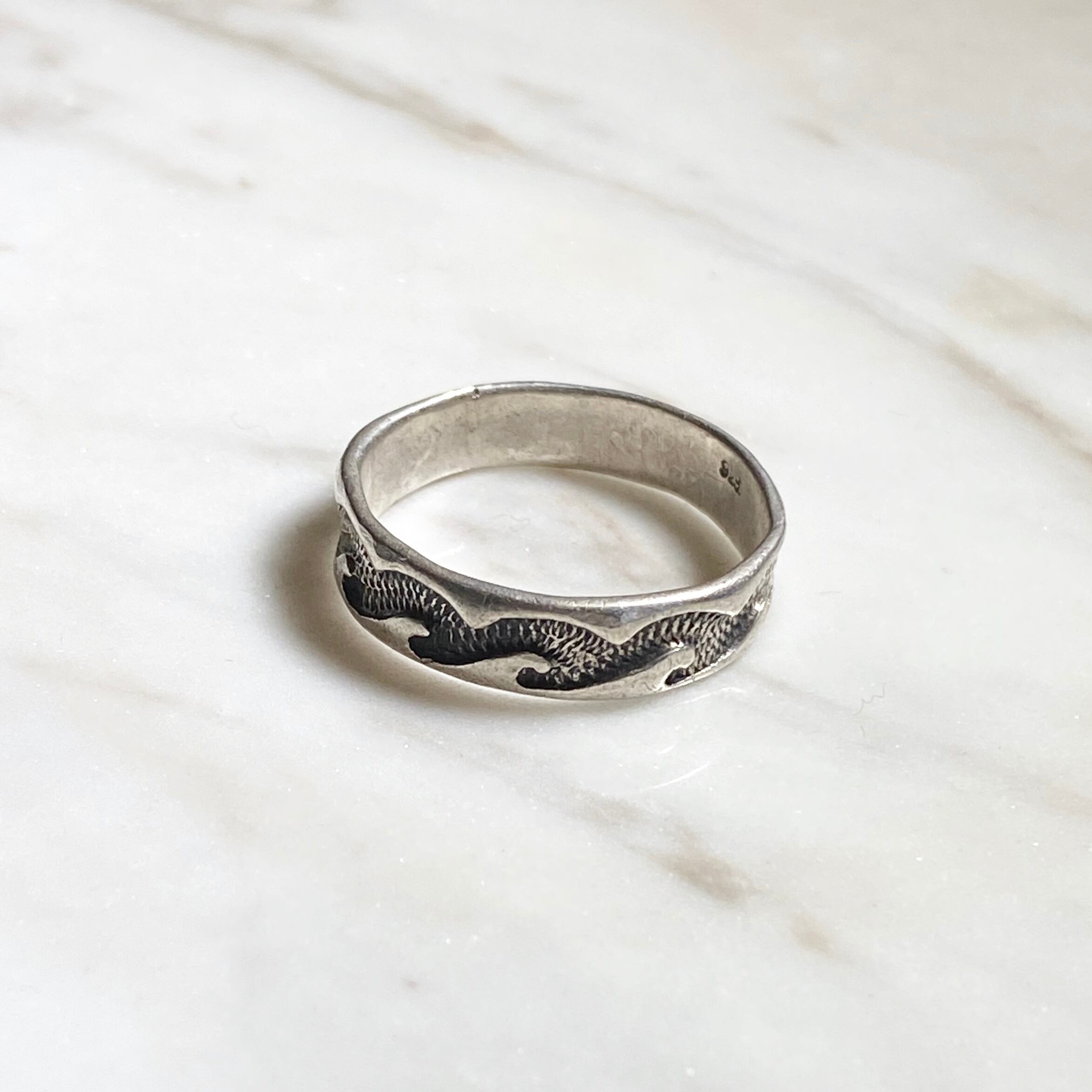 vintage silver wave motif engraving ring | NOIR ONLINE powered by BASE