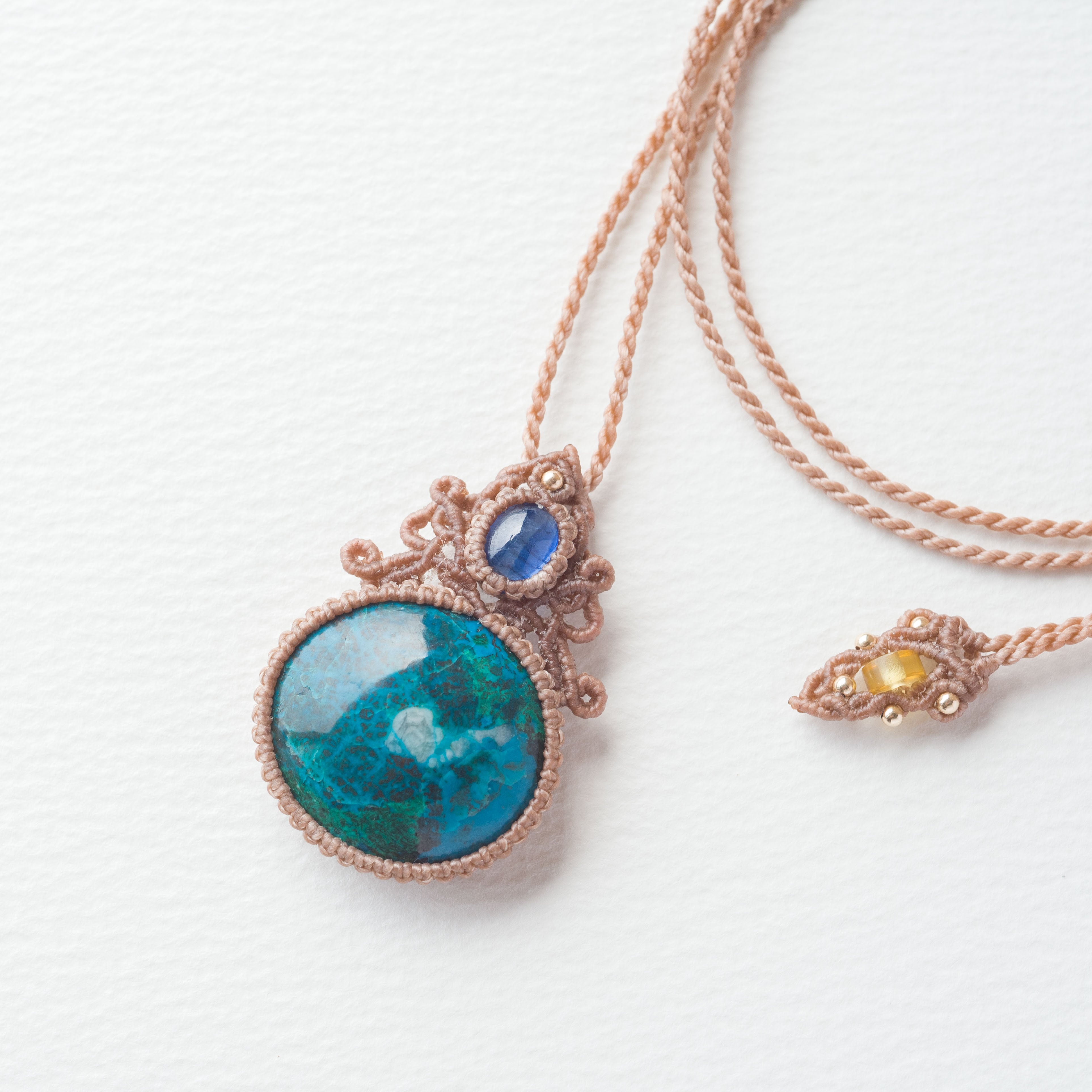 クリソコラ+カイヤナイトのマクラメ編み 天然石ネックレス