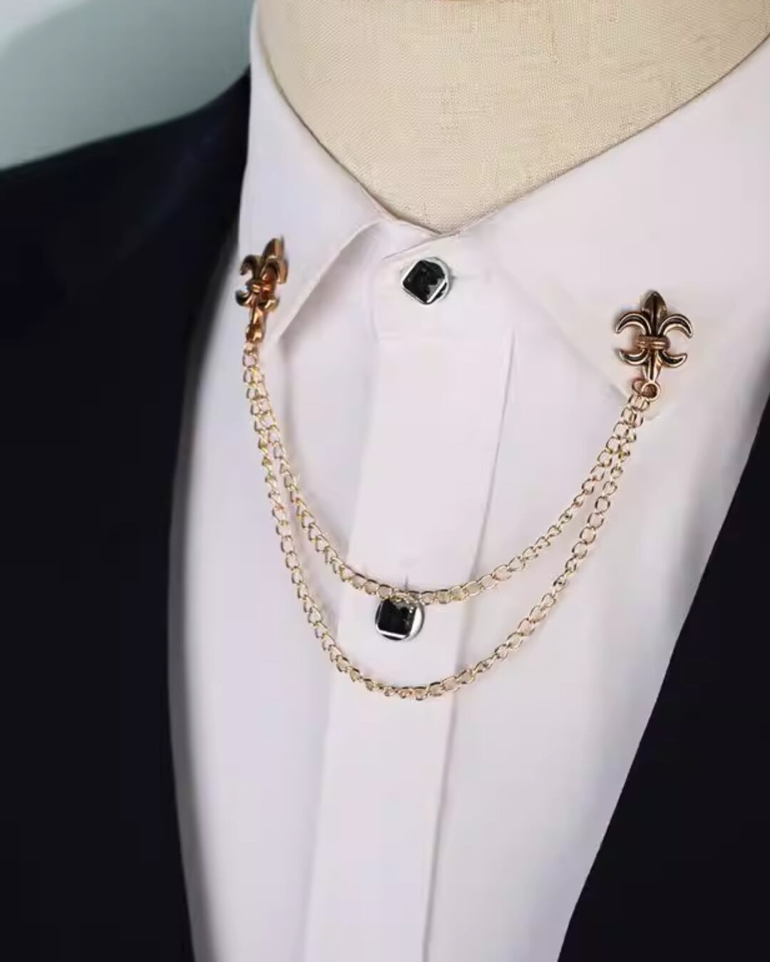 スーツ ブローチ