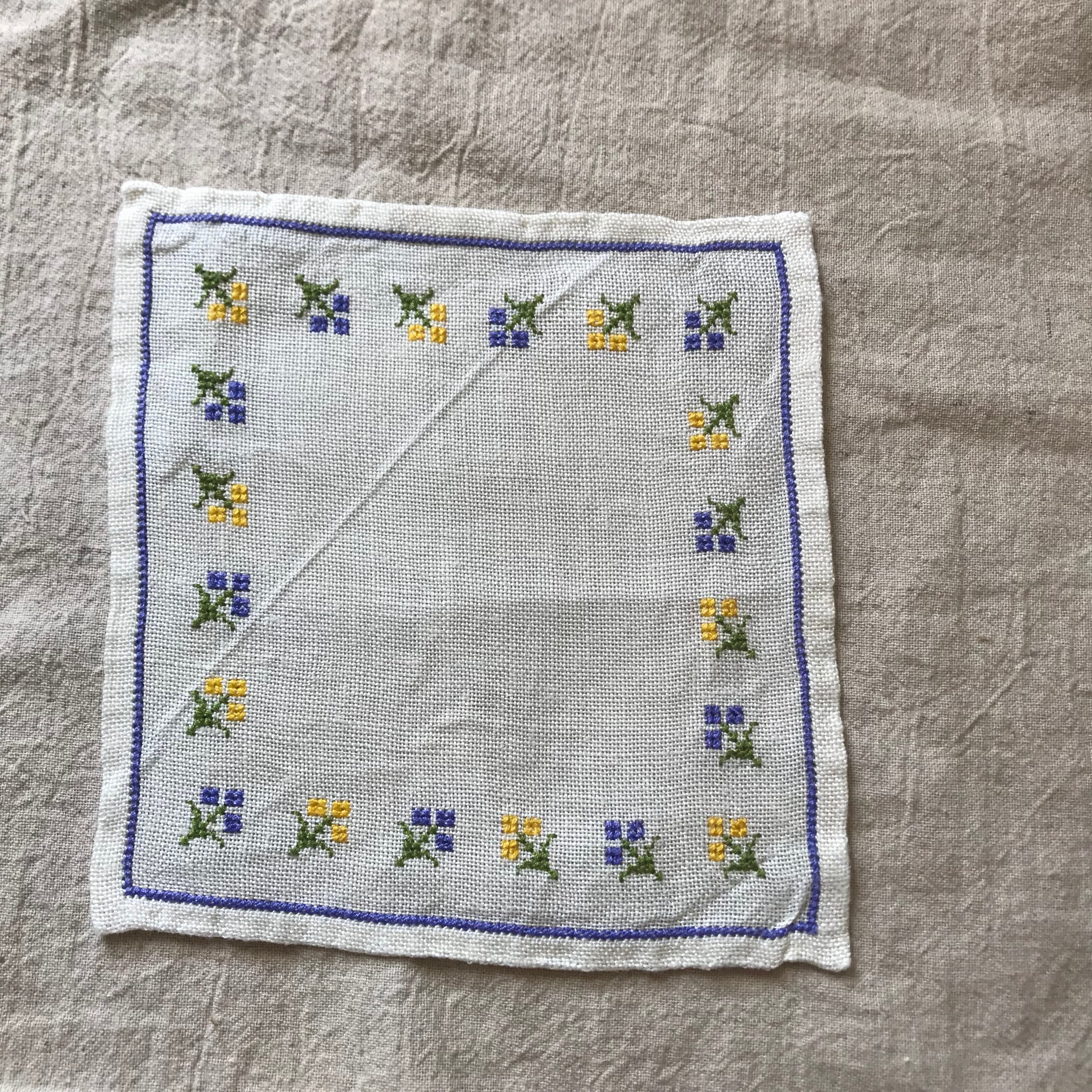 クロスステッチの小花の布 | tsuitachi craft&brocante