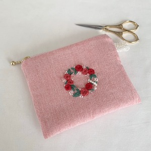 手刺繍　ファスナーポーチ　赤い薔薇のリース