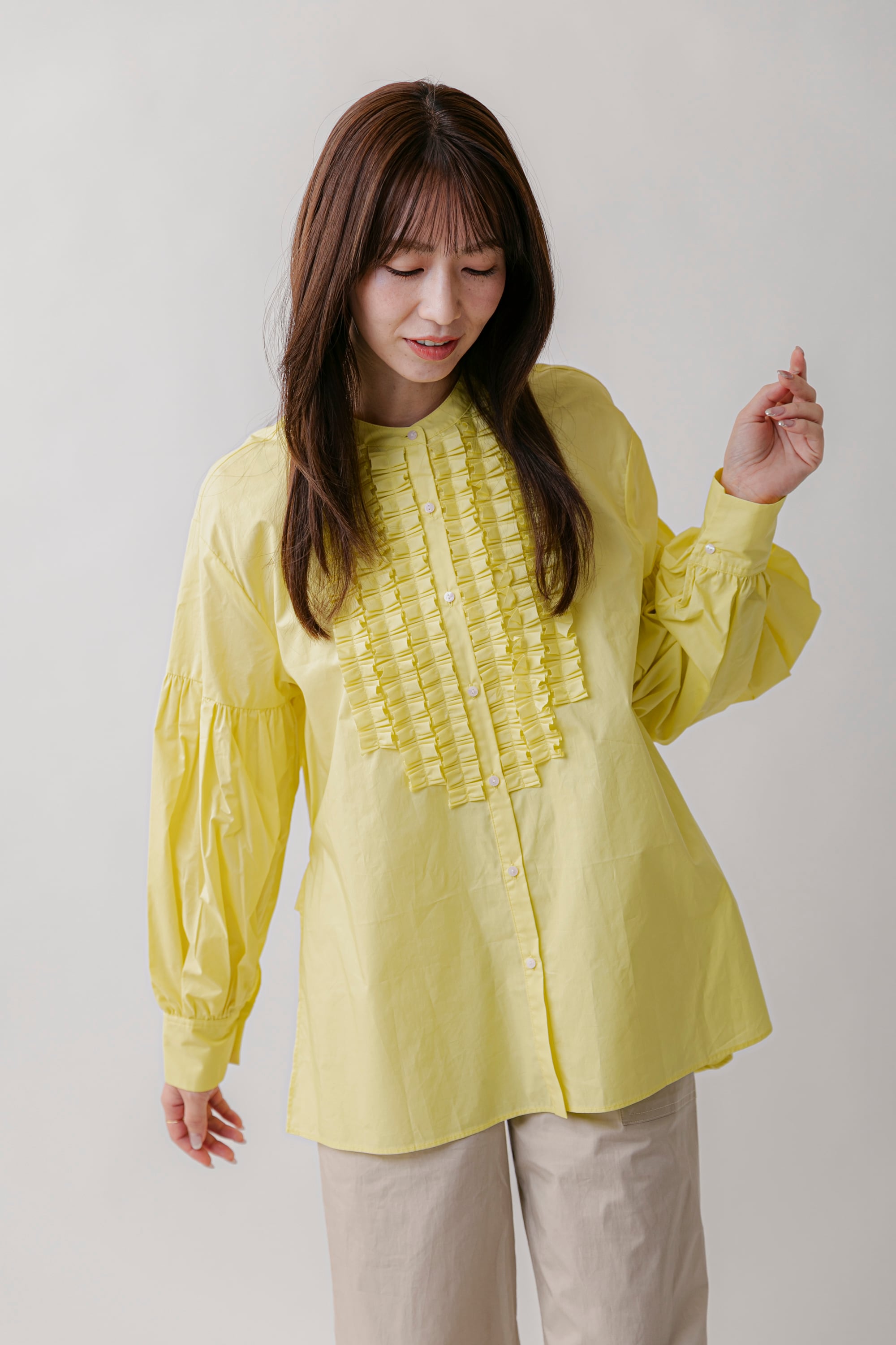 P251-29009 バンドカラーフリルブラウス