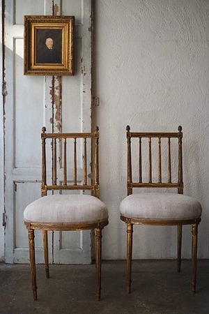 細く直線構成のゴールドチェア-antique french gold chair