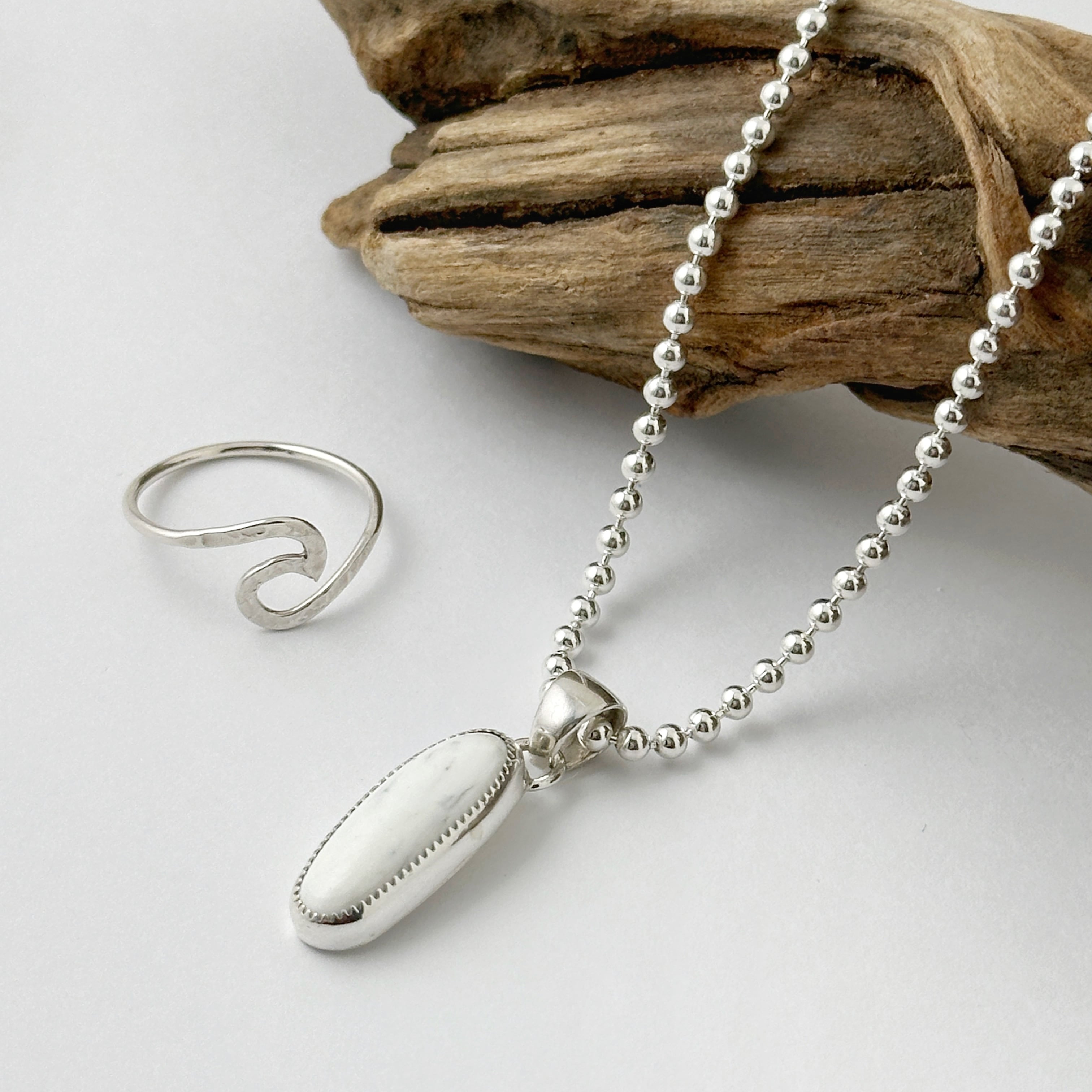 Indian Jewelry 》ホワイトバッファロー スリム オーバル型 M