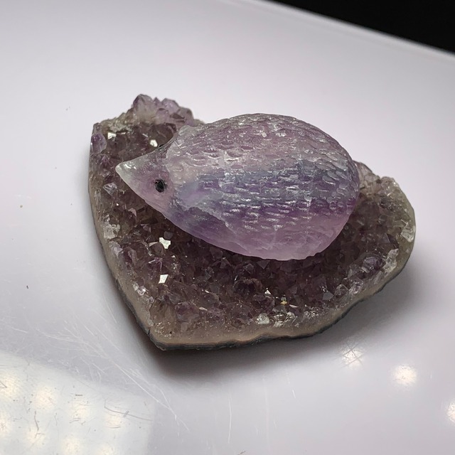 3.ハートアメジストクラスターに住み着いているフローライトハリネズミさん