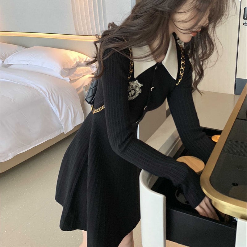 【新作】【送料無料】 春と秋の女性のための新しい黒の長袖ニットドレス、カレッジスタイルの人形の襟のボトムセータースカート付き 0367183802603
