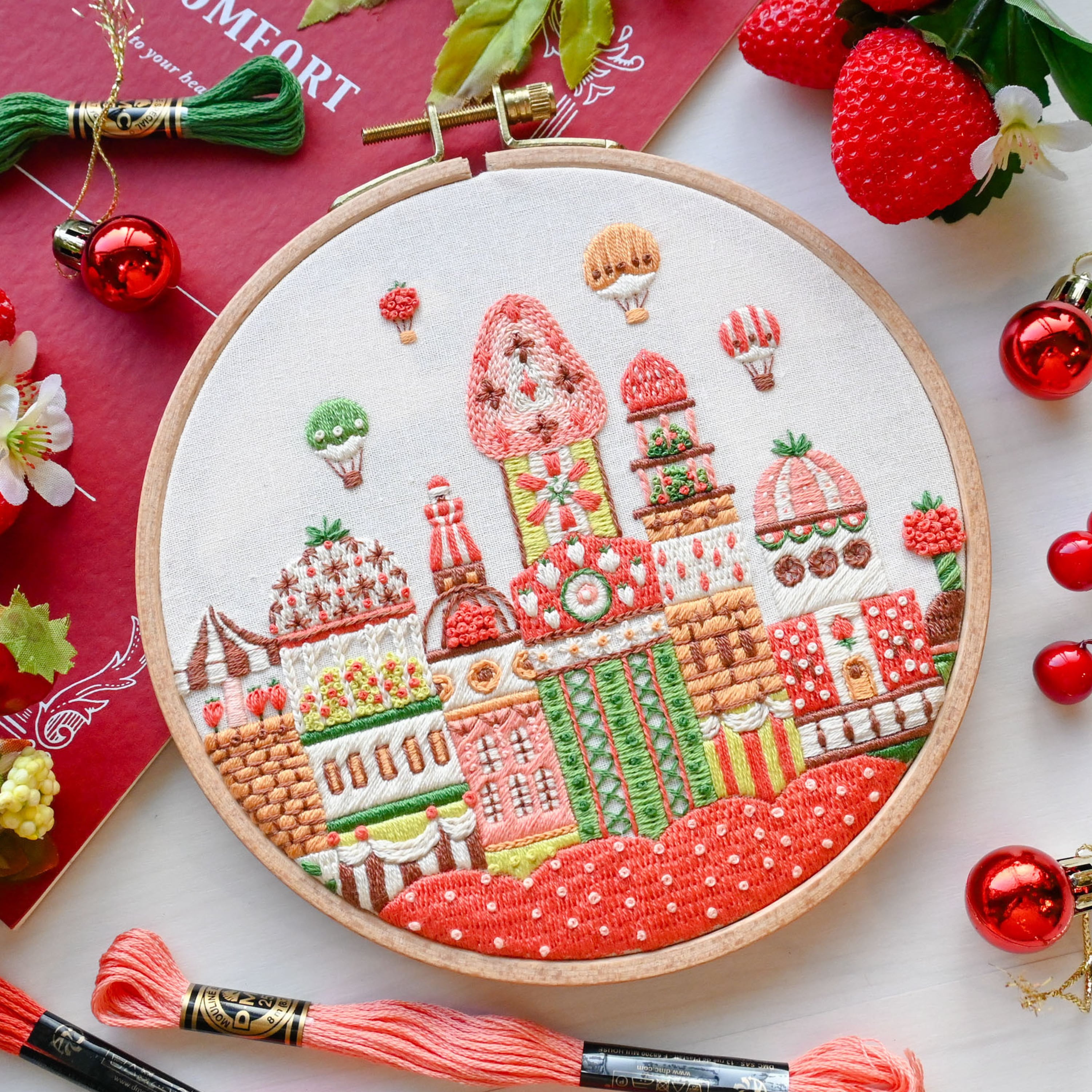 【新作】刺繍キット「ストロベリーガーデンシティ」《空想街雑貨店》