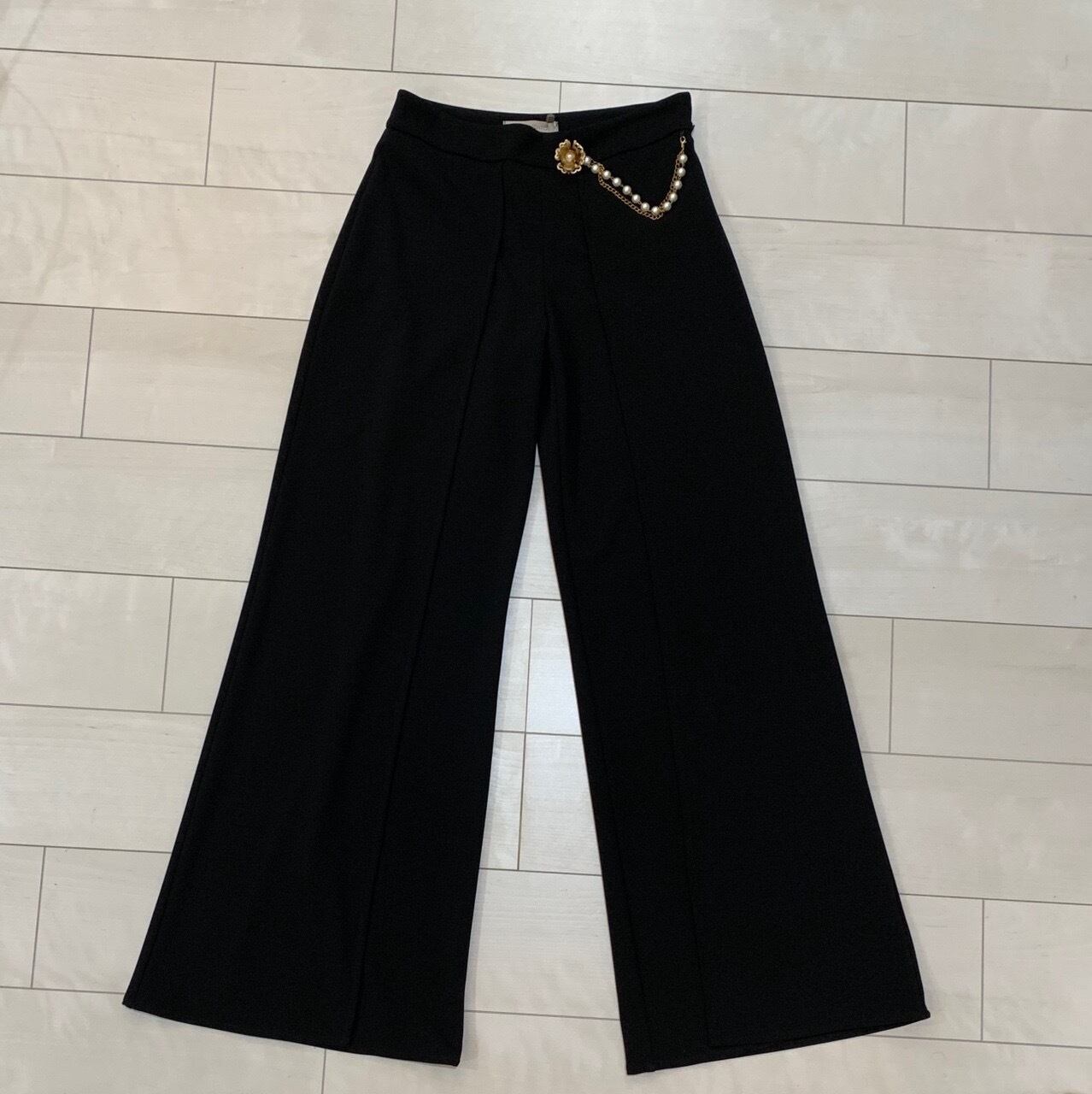 リナシメント/Rinascimentoワイドパンツ パールチェーンストラップ付き