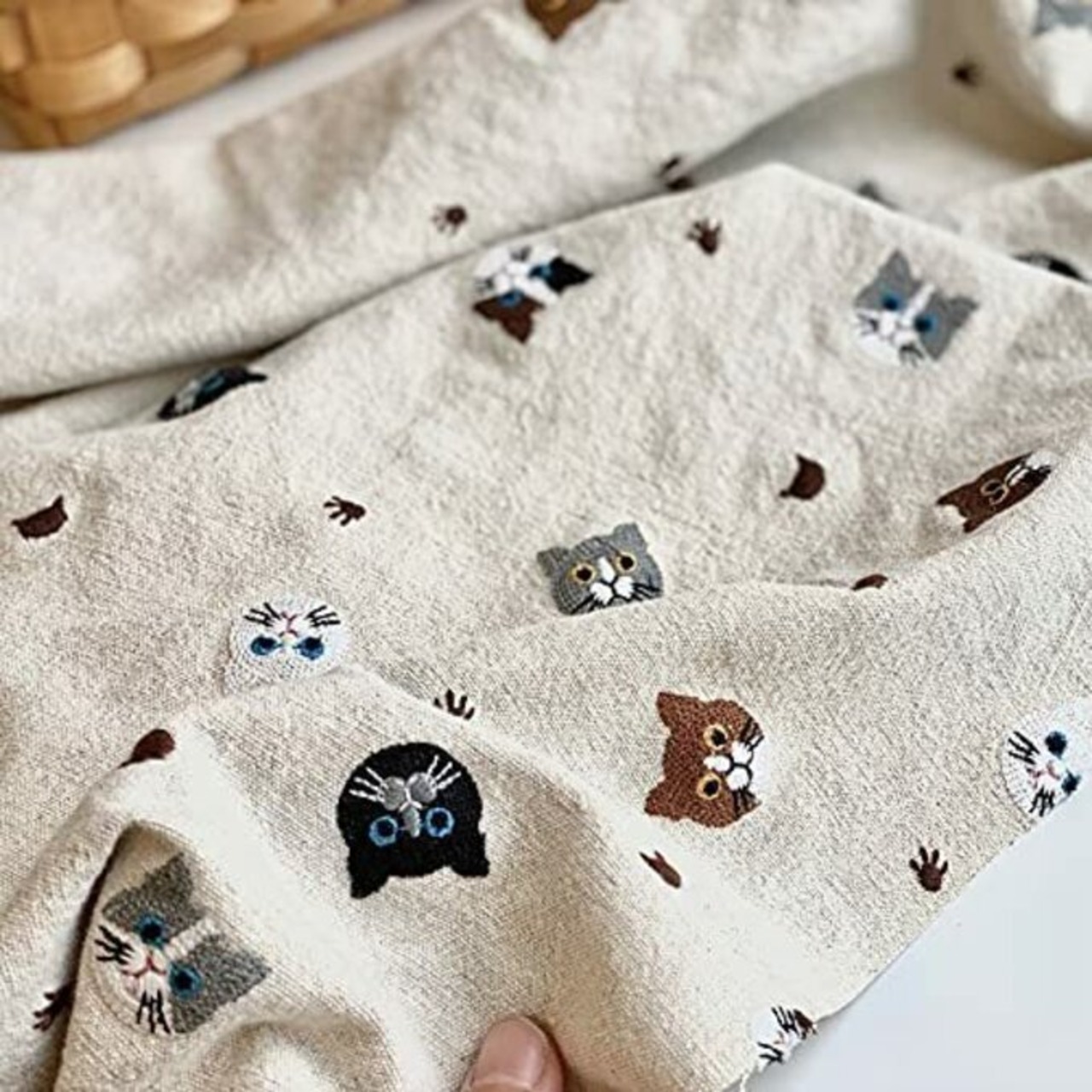 gato chat cat様 五月蝿く 上質ブロードのマーガレット刺繍綿生地  