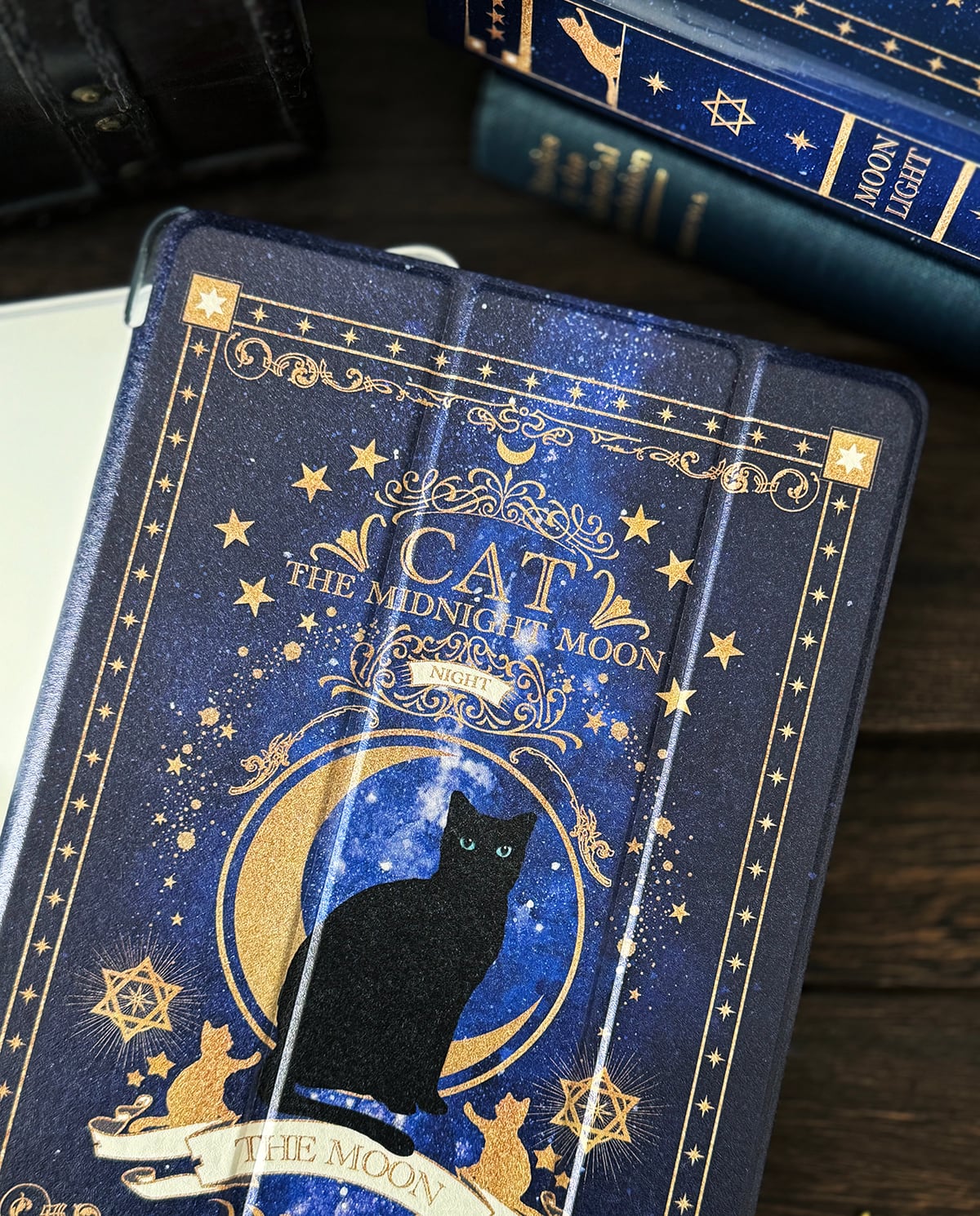 猫の魔導書 〜THE MOONLIGHT CAT〜 iPadケース | LALA CloveR.幻想的