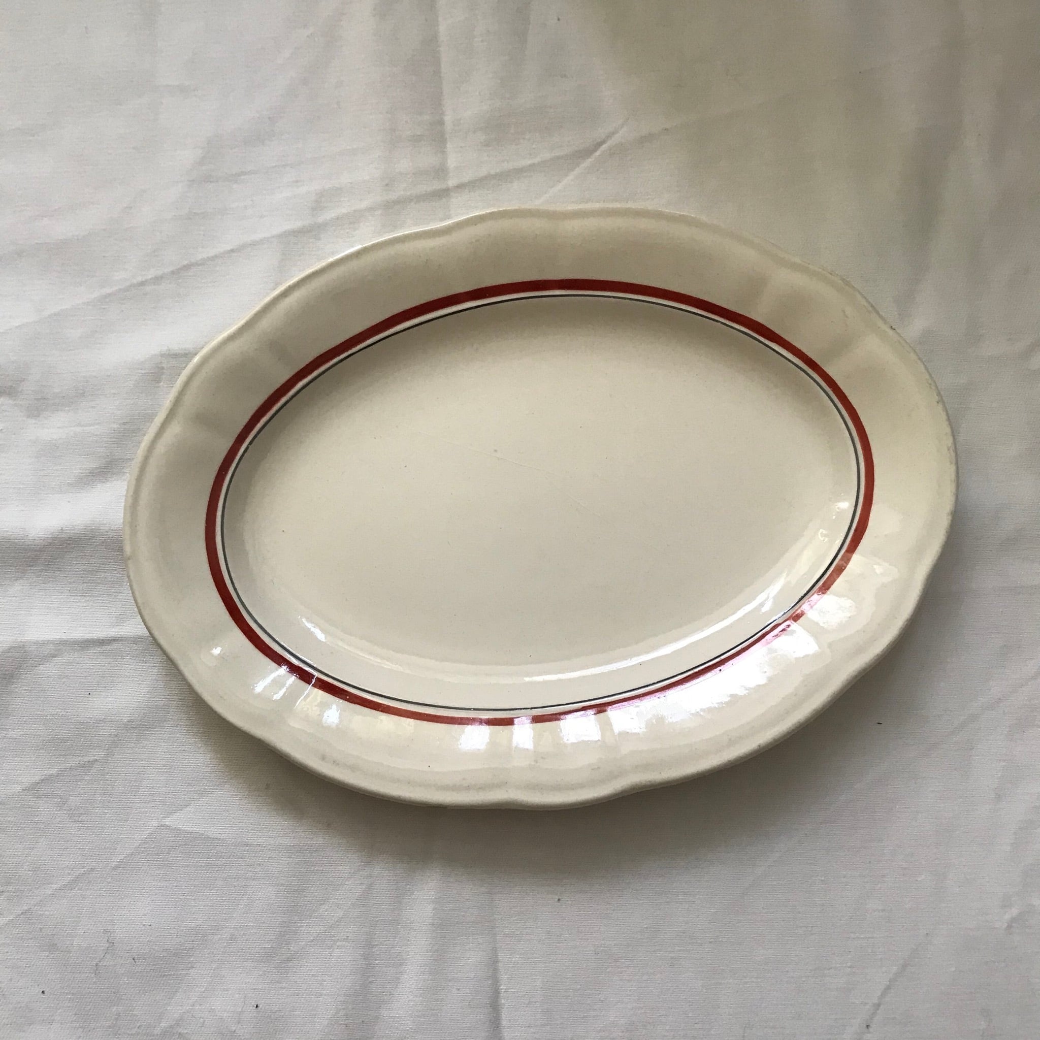 赤いラインのオーバルプレート