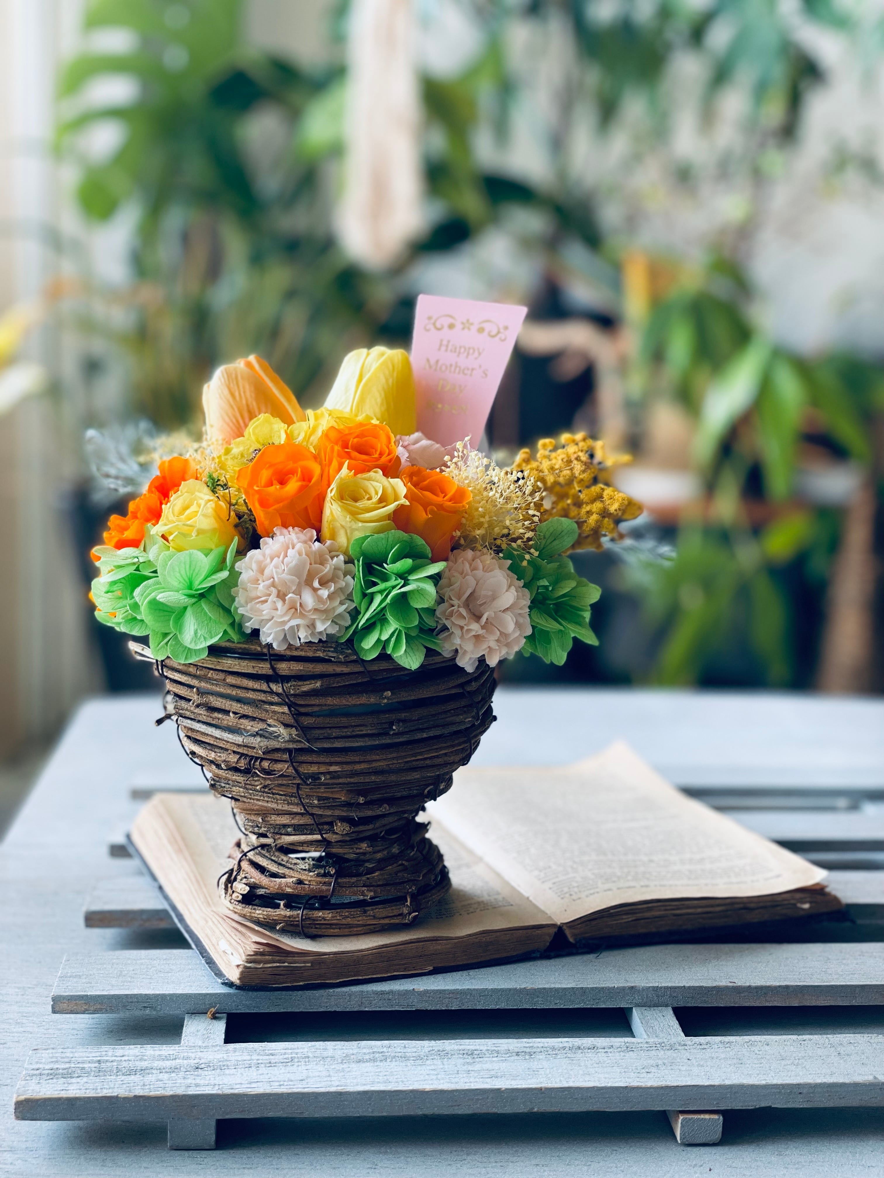 12種類のビタミンカラーバスケットアレンジ プリザーブドフラワー 退職