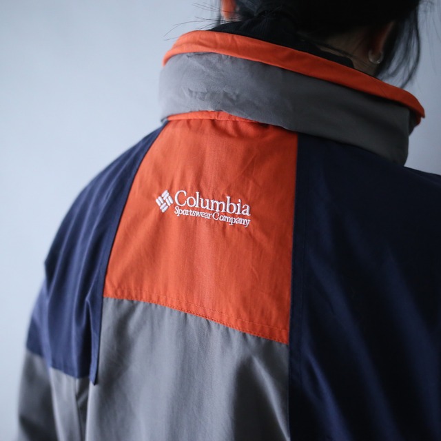 "Columbia" 3-tone good coloring over silhouette mountain jacket