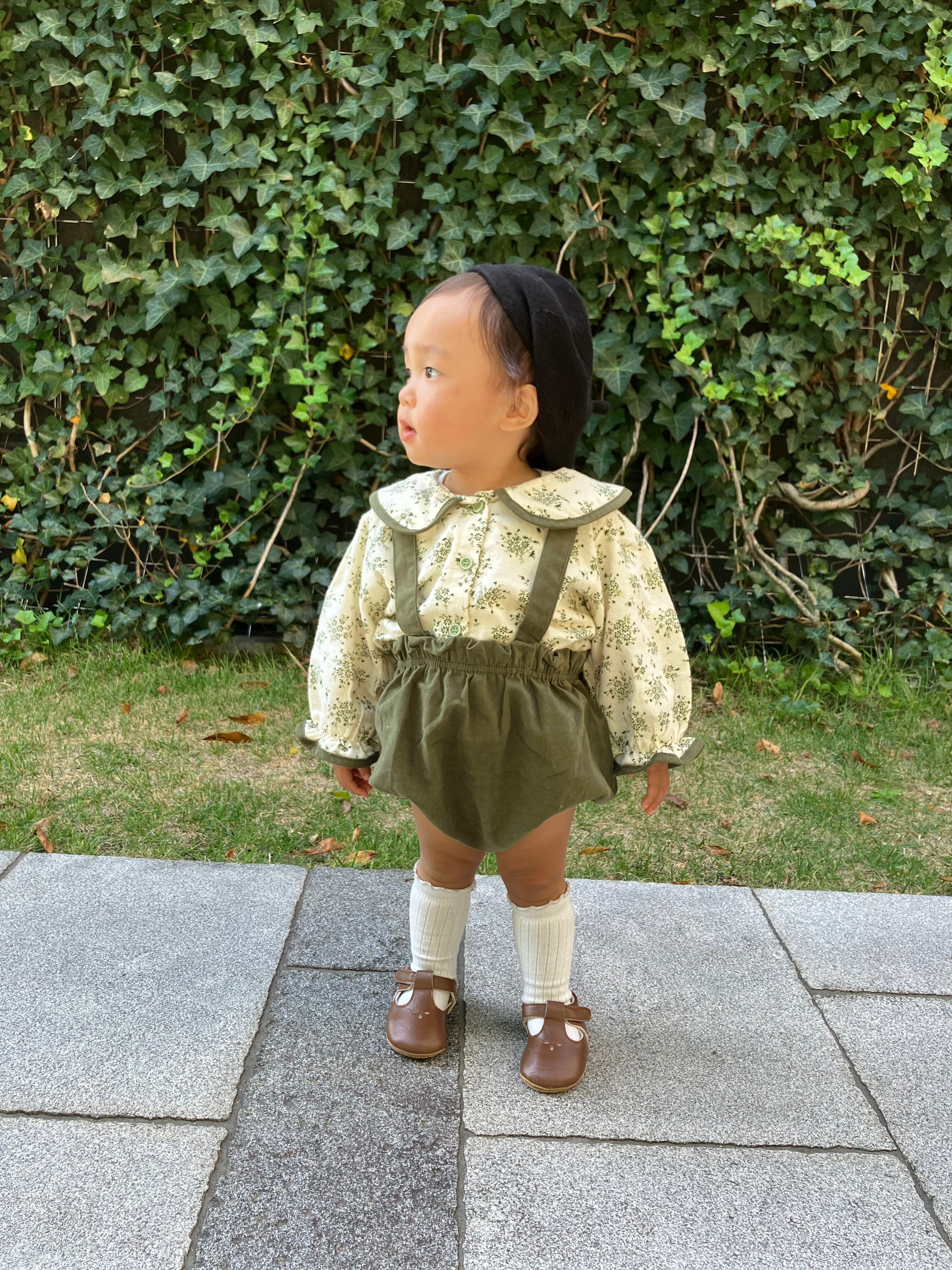 【取寄】着回しも楽しめる丸襟花柄ブラウスとサスペンダーブルマセット