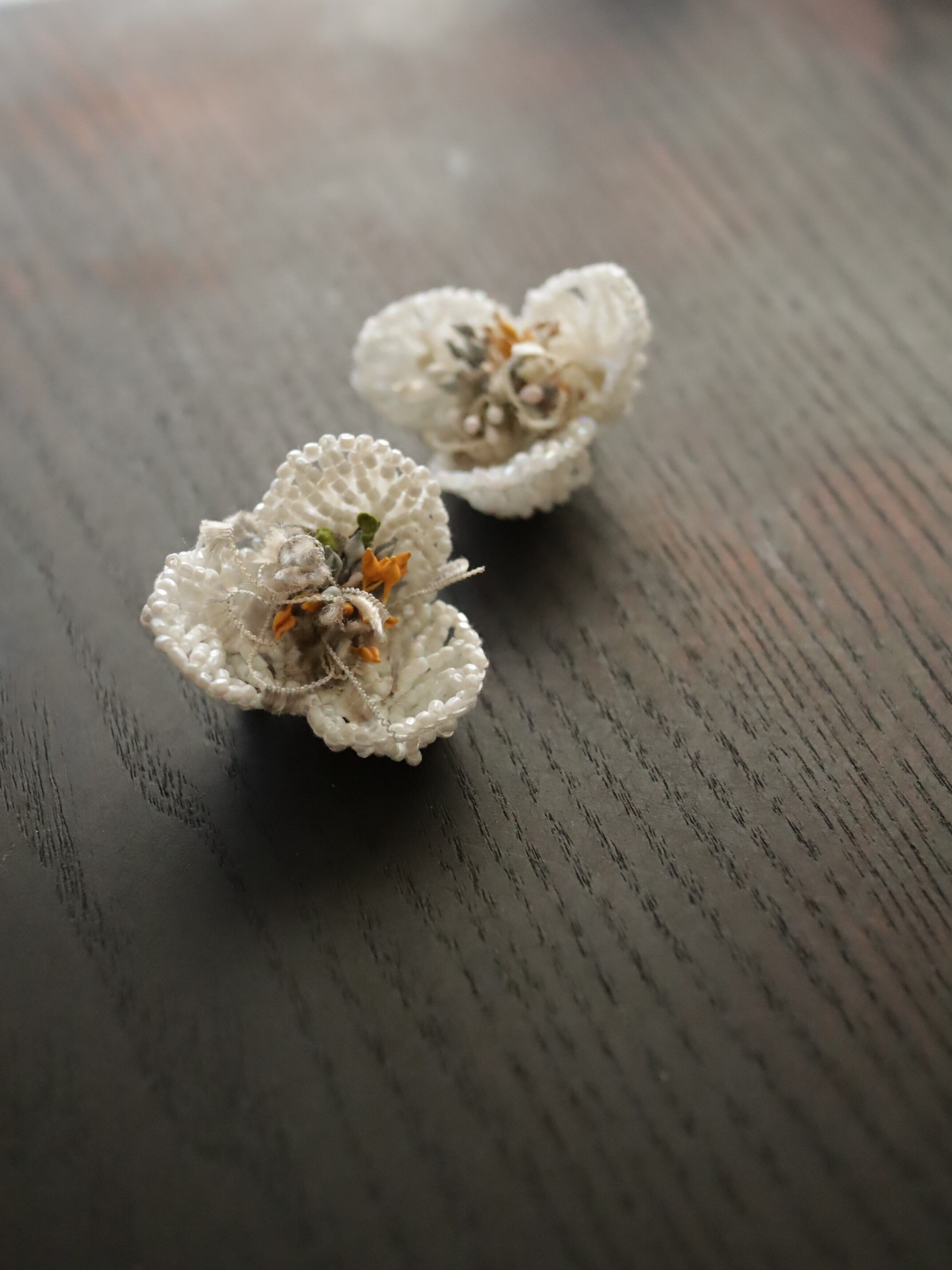 ビオラのブローチ（白系） | Bijoux de Chiko