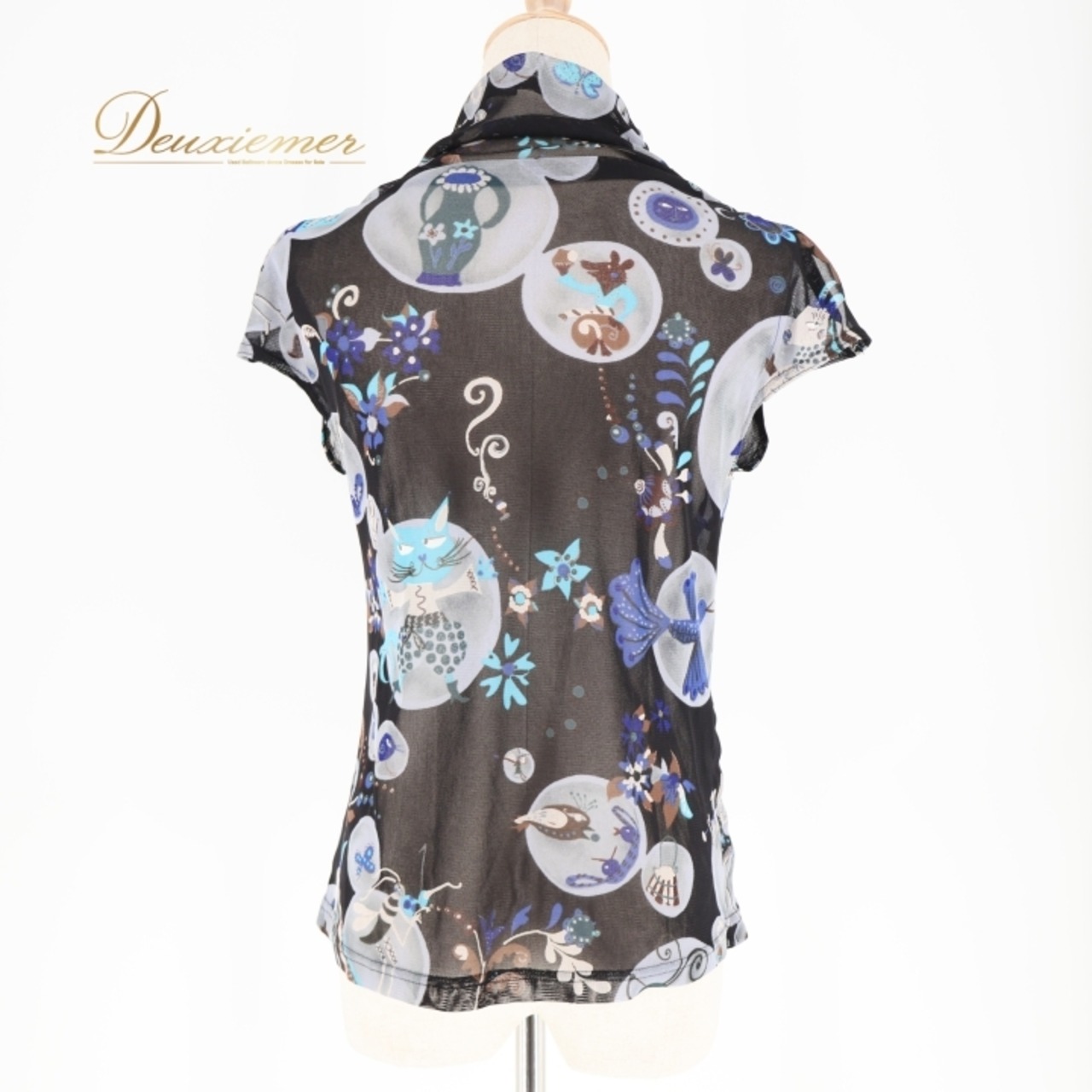 レディース トクコプルミエヴォル TOKUKO 1er VOL トップス ブラウス ブラック系 日本製 猫 柄 ハイネック タートルネック 透け感 メッシュ生地 黒 青 白 カジュアル 可愛い 華やか トクコ グレイ系 ブルー系 ホワイト系