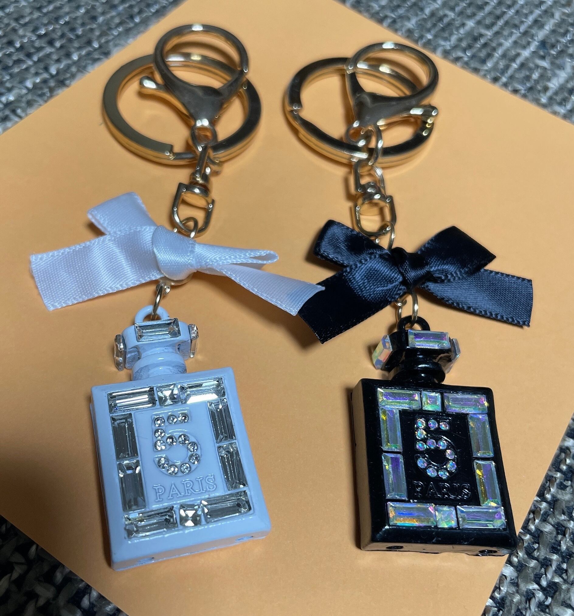 香水モチーフ キラキラ キーホルダーバッグチャーム モノトーンカラー