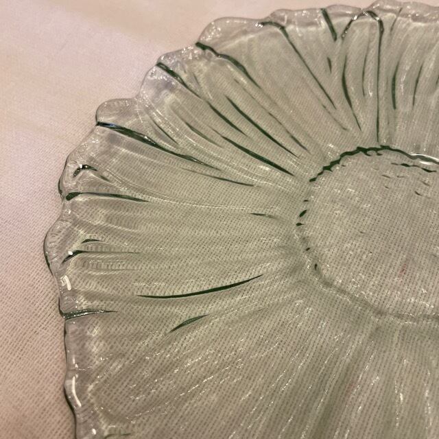FLOWER EMBOSSED PLATE M 2color GREEN BEIGE / フラワーエンボス