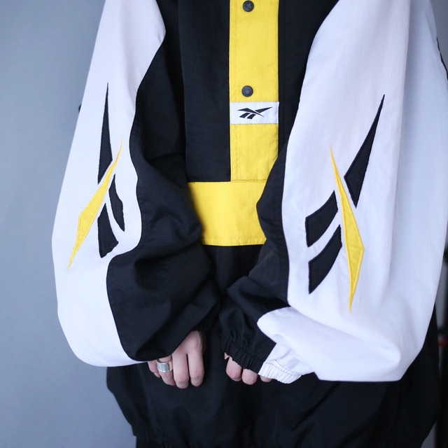"Reebok" switching and sleeve embroidery design XXL big silhouette nylon anorak