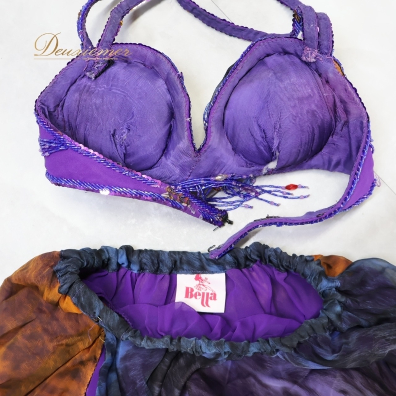 ベリーダンス オリエンタル 衣装 上下セット パープル系 ベラ Bella ラインストーン スパンコール トップス スカート ベルト アーム飾り 腕飾り 煌びやか 華やか 紫 金 セットアップ キラキラ ビーズ セクシー ダンス衣装 豪華 装飾 ゴールド系