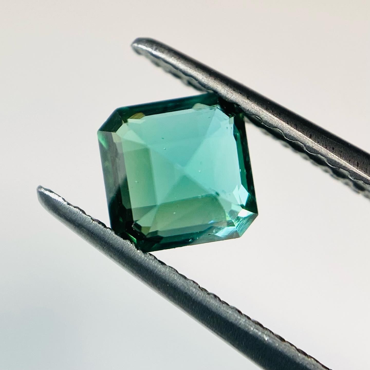 深くて不安定なエメラルドカラー トルマリン4