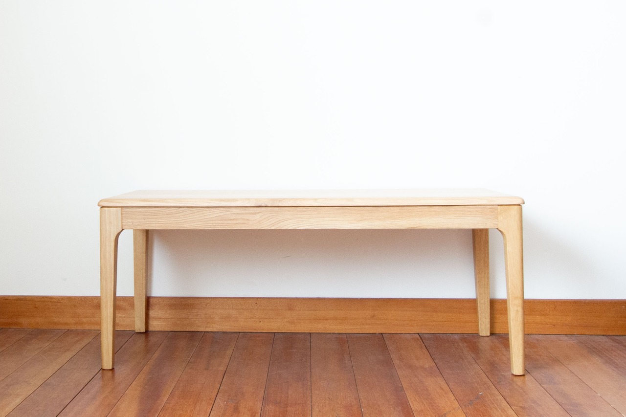 お気に入りのリビングテーブルで優しい雰囲気に。　ホワイトオーク材/引出し付き