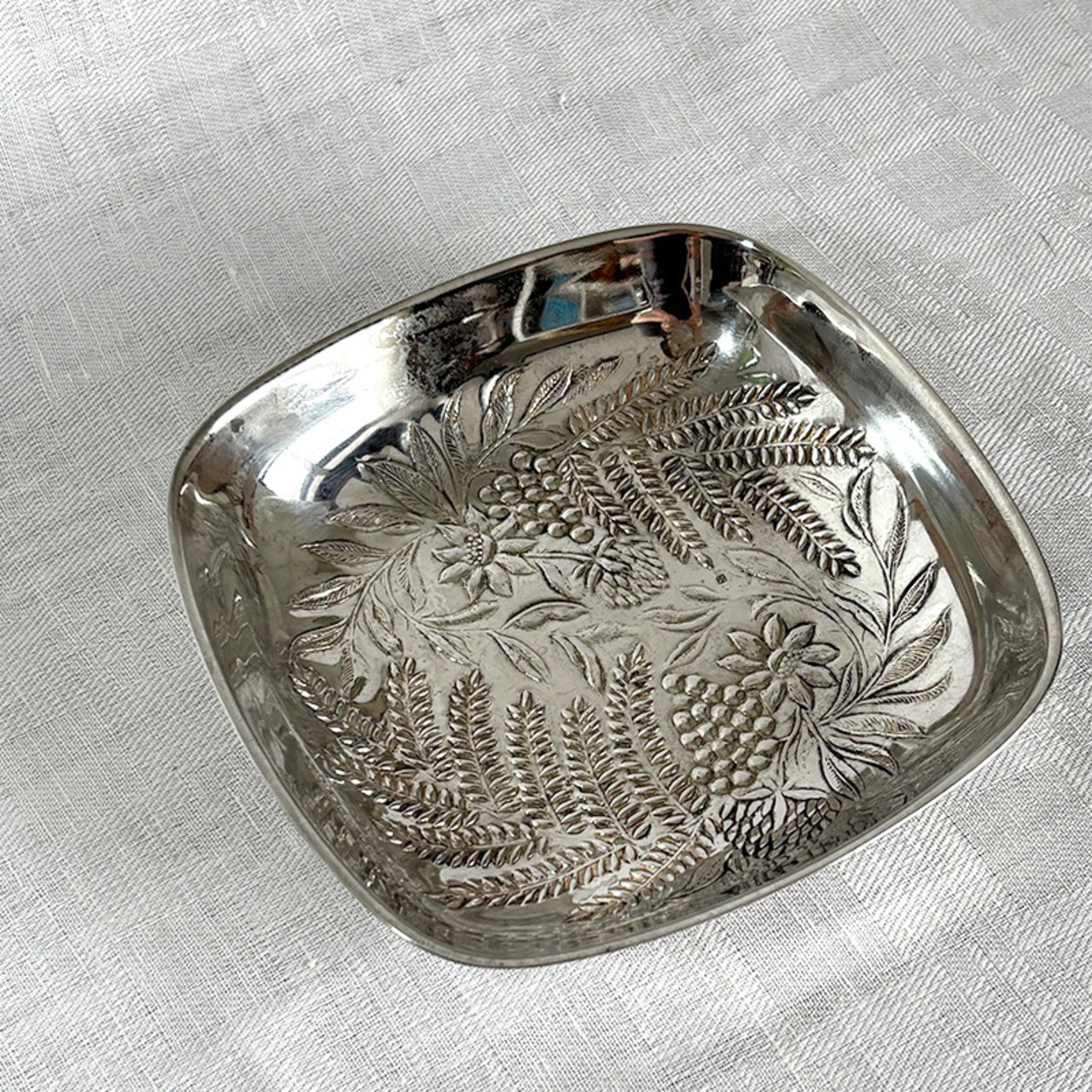 シルバーの小物入れ　植物柄エンボス　gelb社製　シルバープレート　12otec11