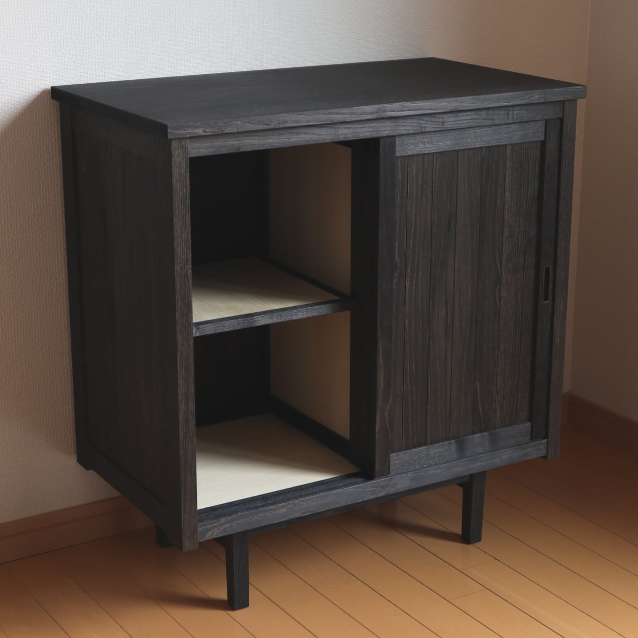 栗の引戸キャビネット 無垢板 黒染め | オバタ家具店