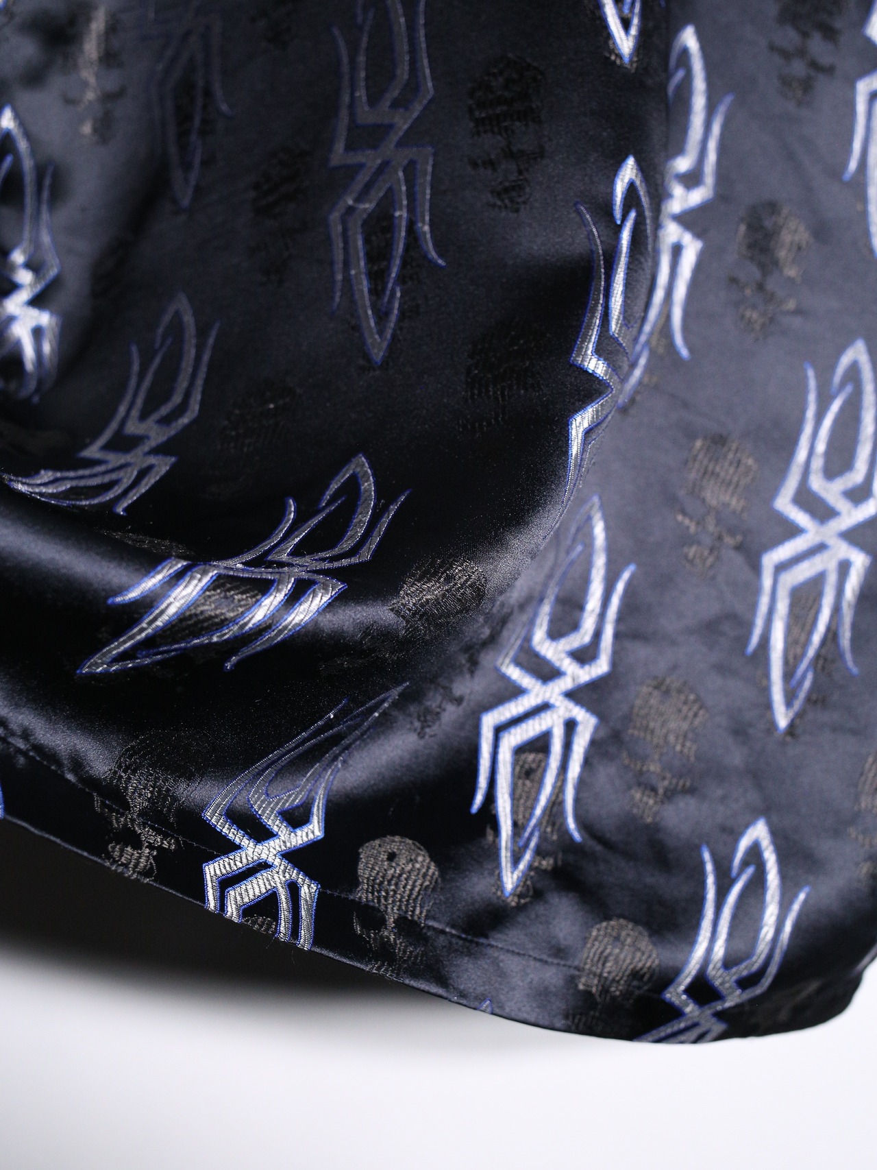 glossy fabric spiky skull pattern oversize s/s shirt - 14